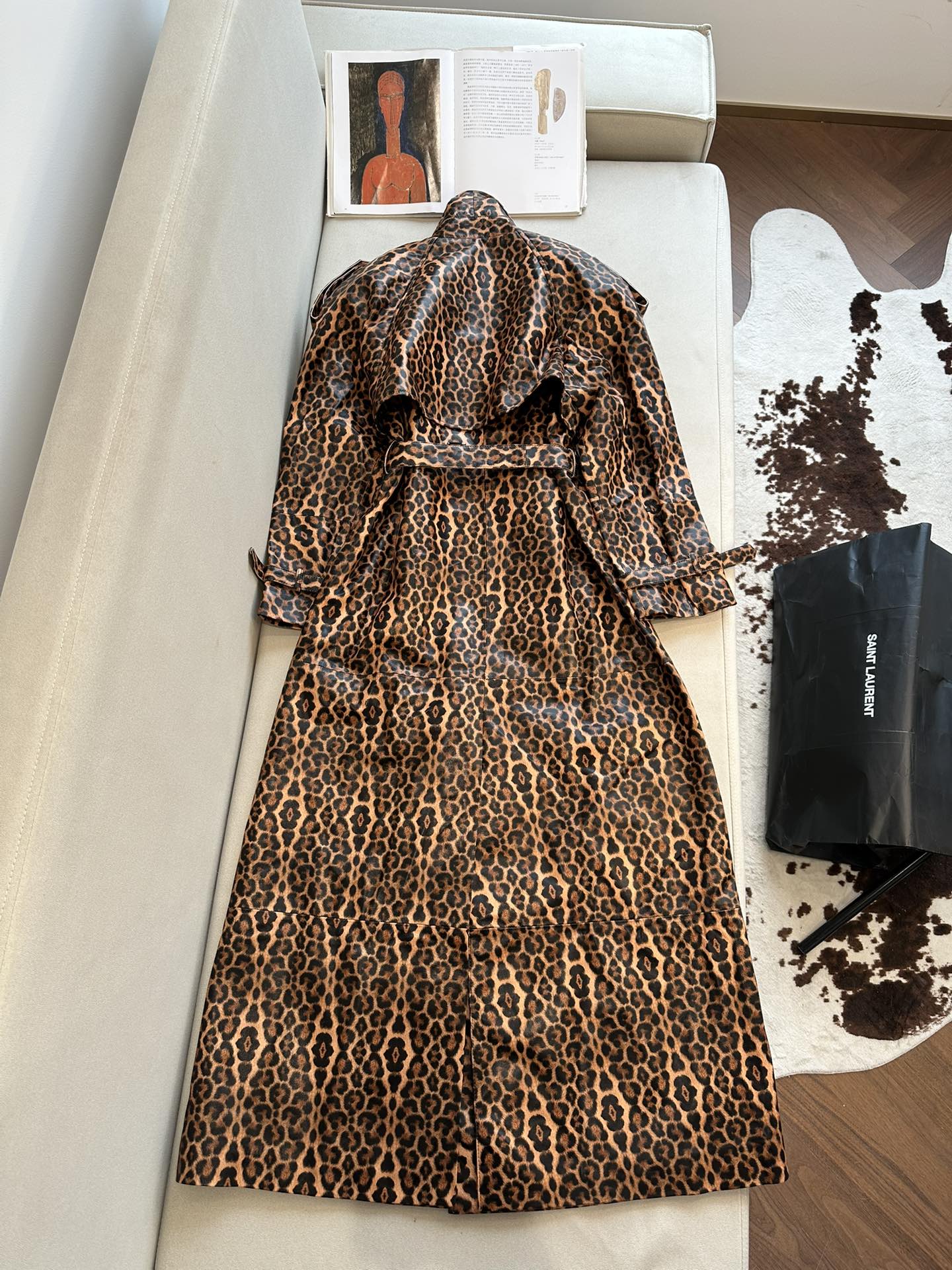 SAINT LAURENT Женский леопардовый плащ из кожи SAINT LAURENT Женский леопардовый плащ из кожи