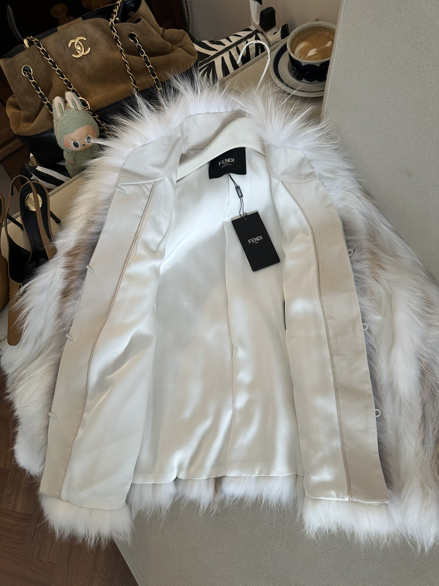 FENDI Женская шуба из меха лисы FENDI Женская шуба из меха лисы