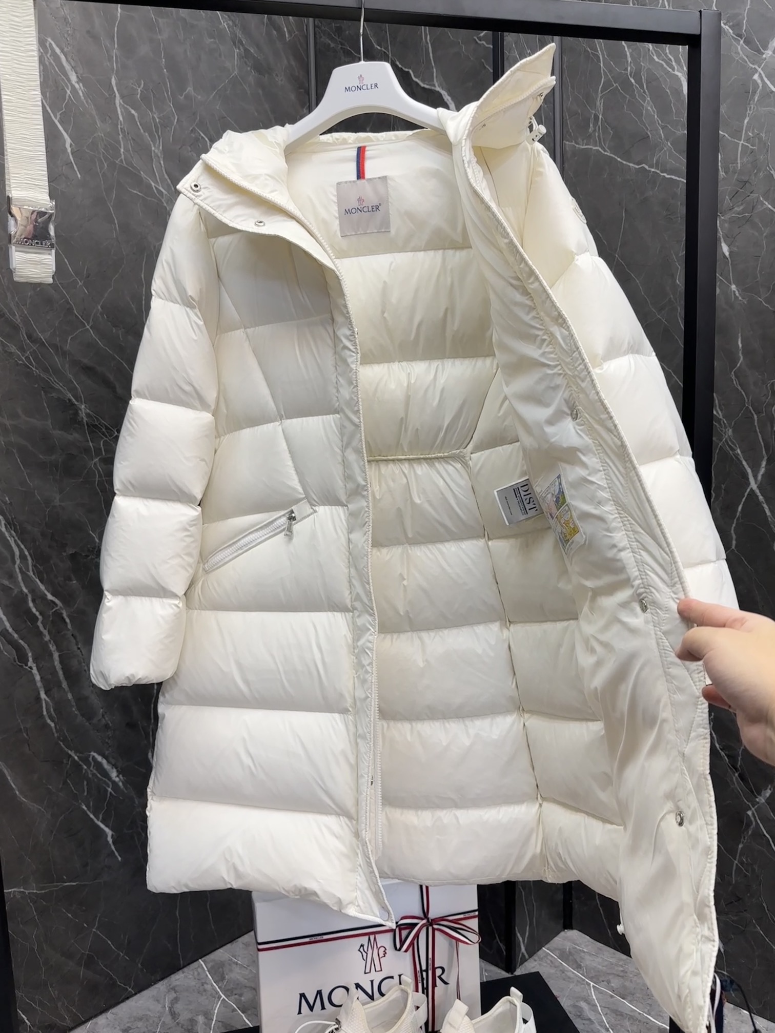 MONCLER Женский пуховик Bellevue MONCLER Женский пуховик Bellevue