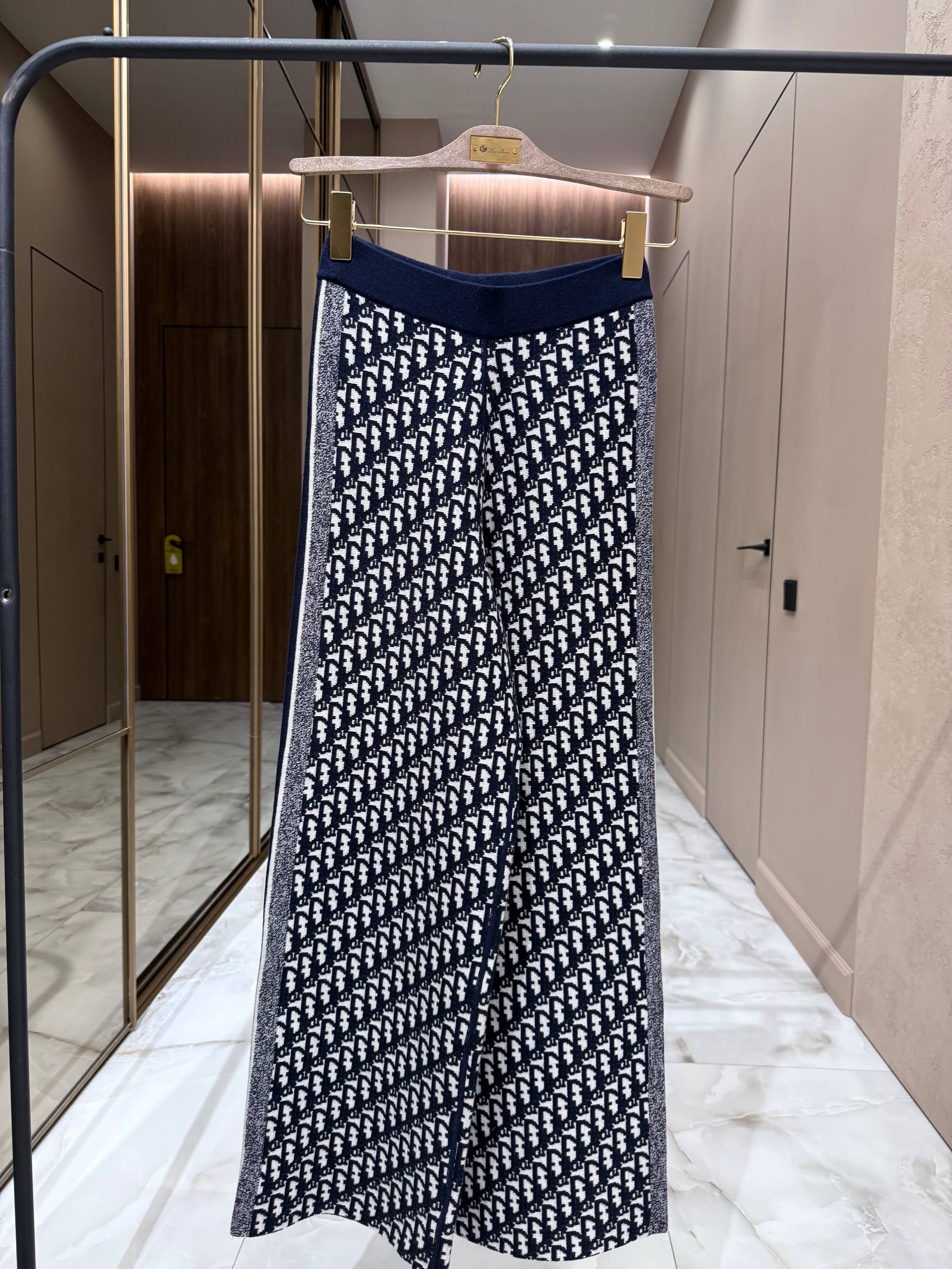 CHRISTIAN DIOR Женский костюм CHRISTIAN DIOR Женский костюм