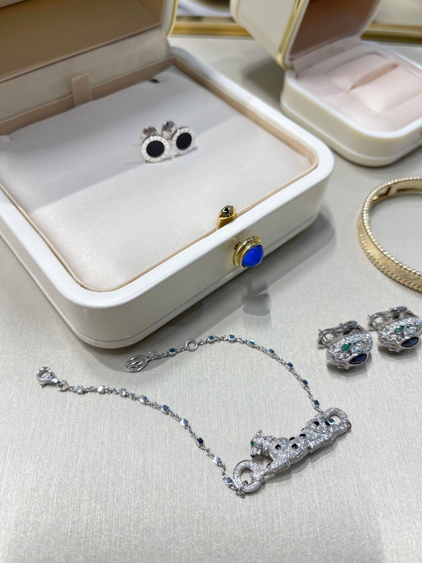 CARTIER Браслет Panthère De Cartier белое золото и бриллианты CARTIER Браслет Panthère De Cartier белое золото и бриллианты