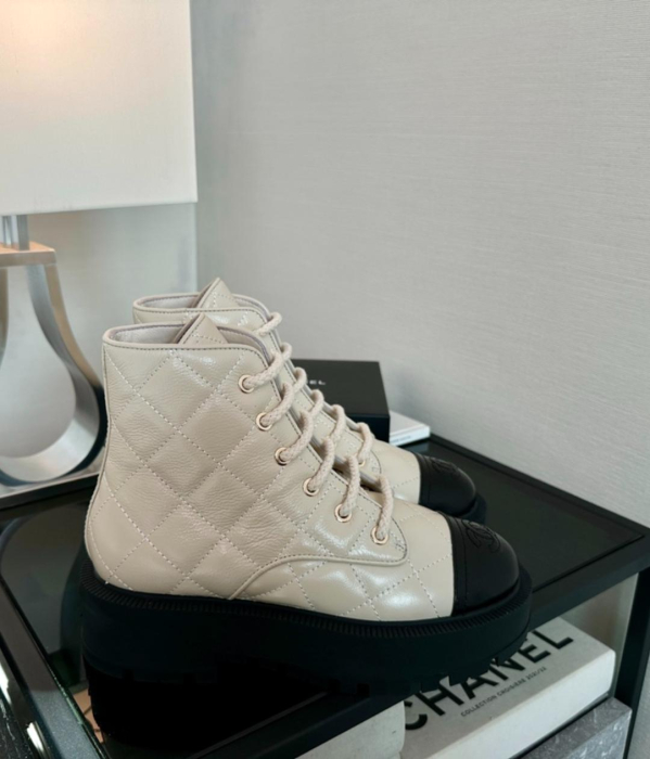 CHANEL Женские стёганые ботинки на шнуровке