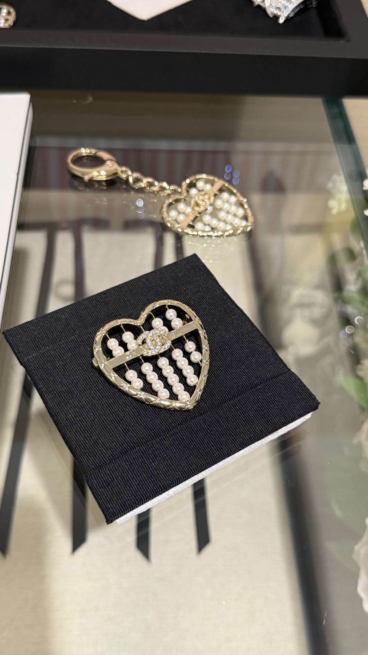 CHANEL Женская брошь в форме сердца 25A CHANEL Женская брошь в форме сердца 25A