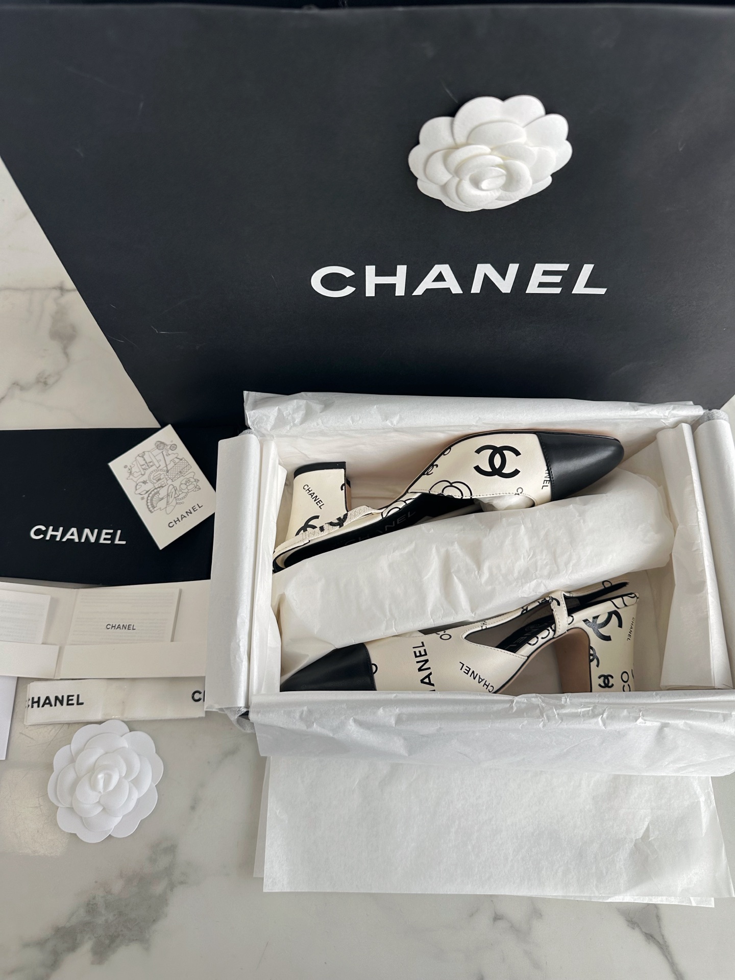 CHANEL Женские туфли слингбэки из кожи на каблуке CHANEL Женские туфли слингбэки из кожи на каблуке