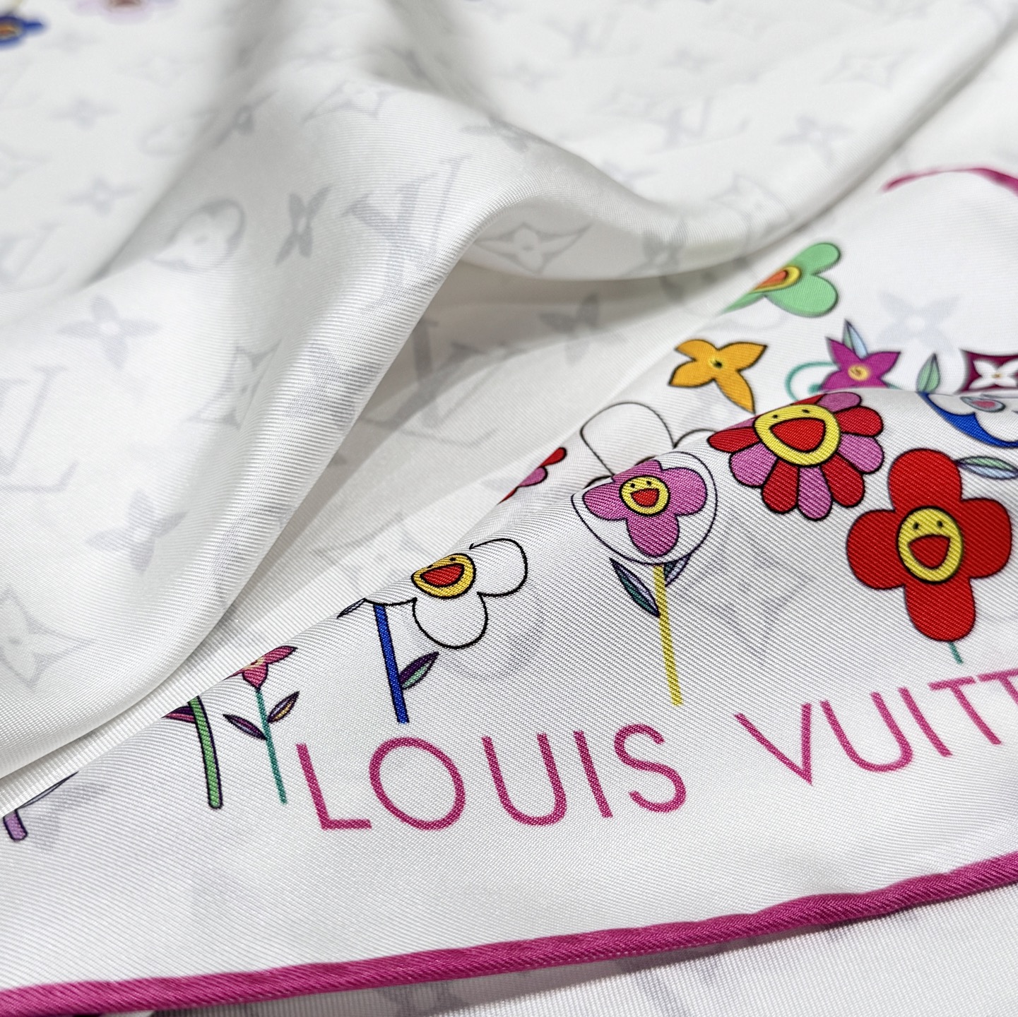 LOUIS VUITTON Женский платок Superflat Flowers из шелка LOUIS VUITTON Женский платок Superflat Flowers из шелка