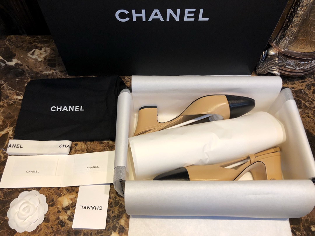 CHANEL Женские туфли слингбэки из кожи на каблуке