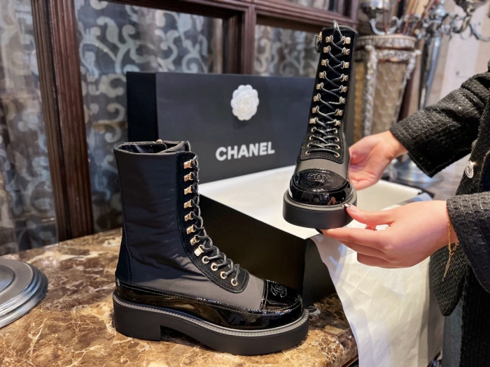 CHANEL Женские сапоги на шнуровкес лакированной вставкой