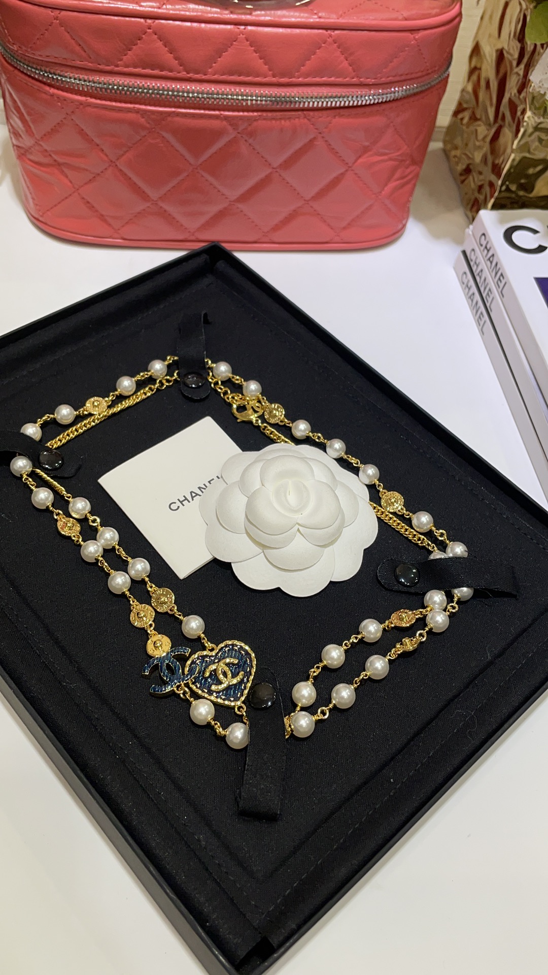 CHANEL Женское колье с сердцем CHANEL Женское колье с сердцем