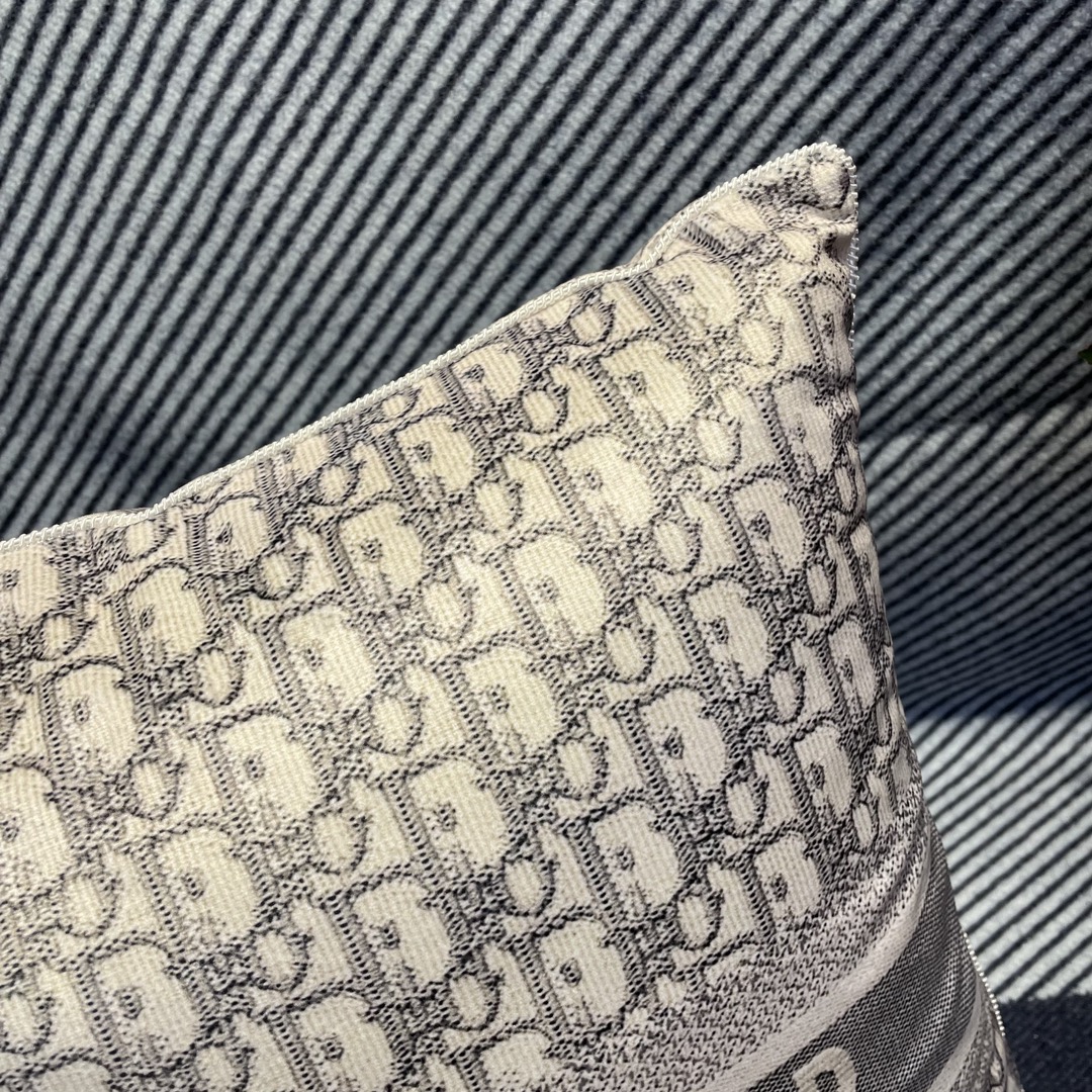 CHRISTIAN DIOR Бархатная подушка CHRISTIAN DIOR Бархатная подушка