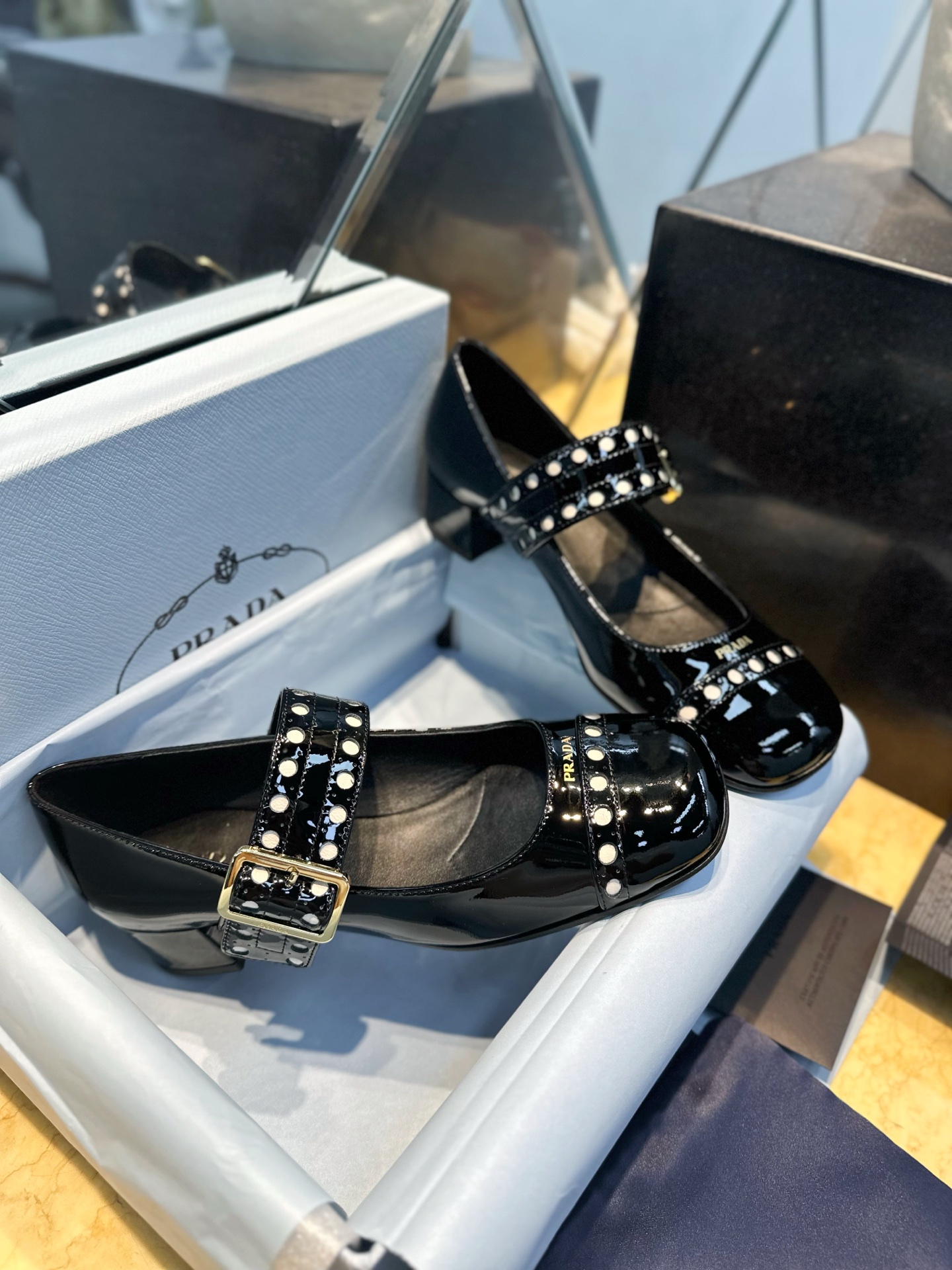 PRADA Женские туфли из лакированной кожи PRADA Женские туфли из лакированной кожи