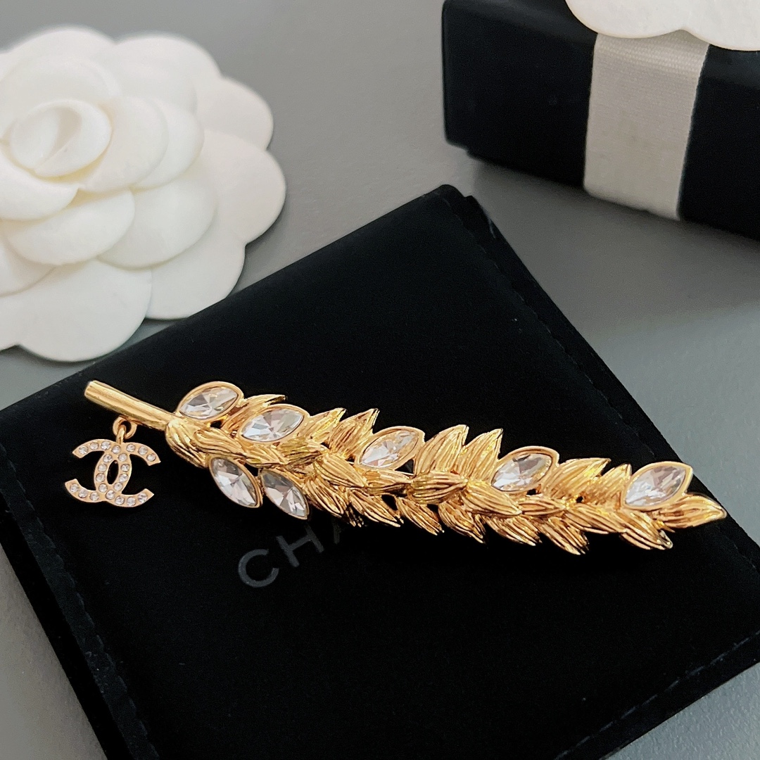 CHANEL Женская брошь лепесток CHANEL Женская брошь лепесток