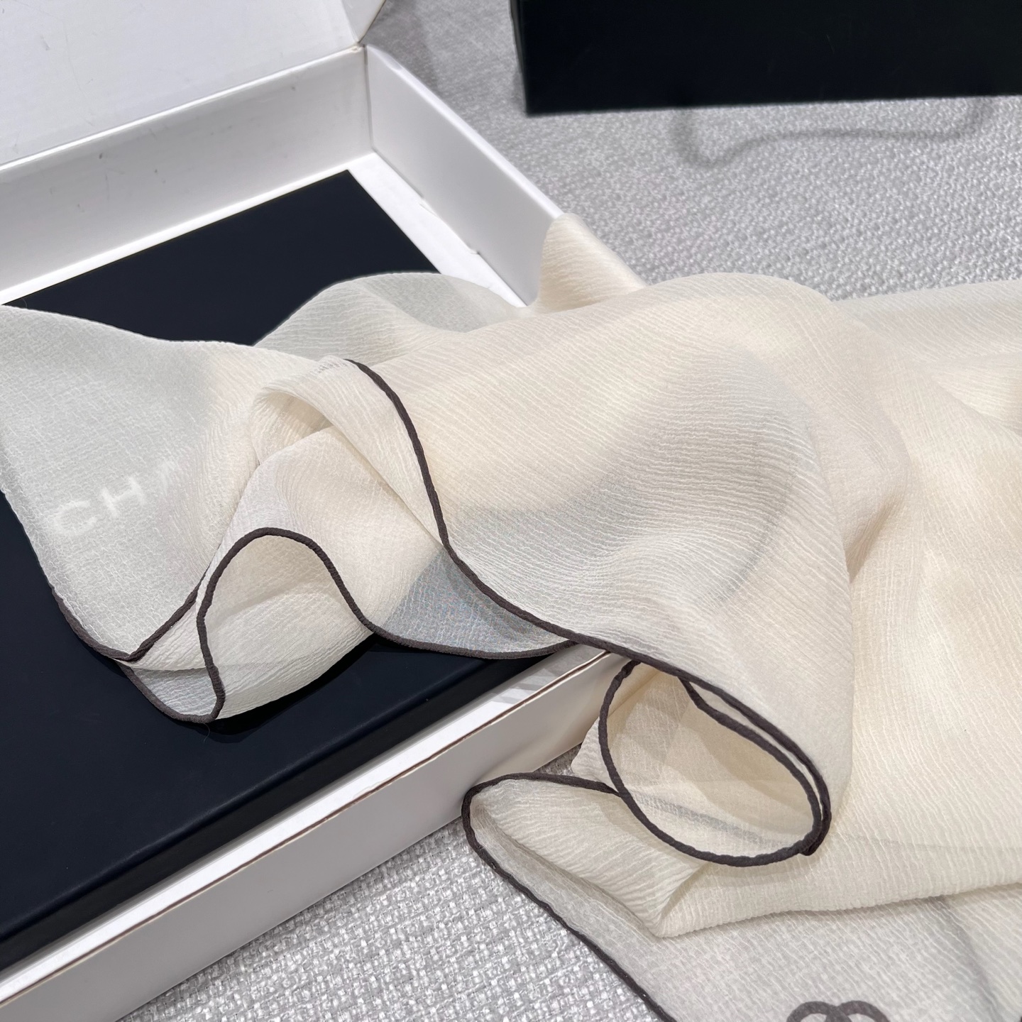 CHANEL Женский платок шёлк CHANEL Женский платок шёлк