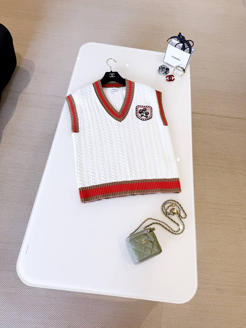 CHANEL Женский жилет из кашемира CHANEL Женский жилет из кашемира