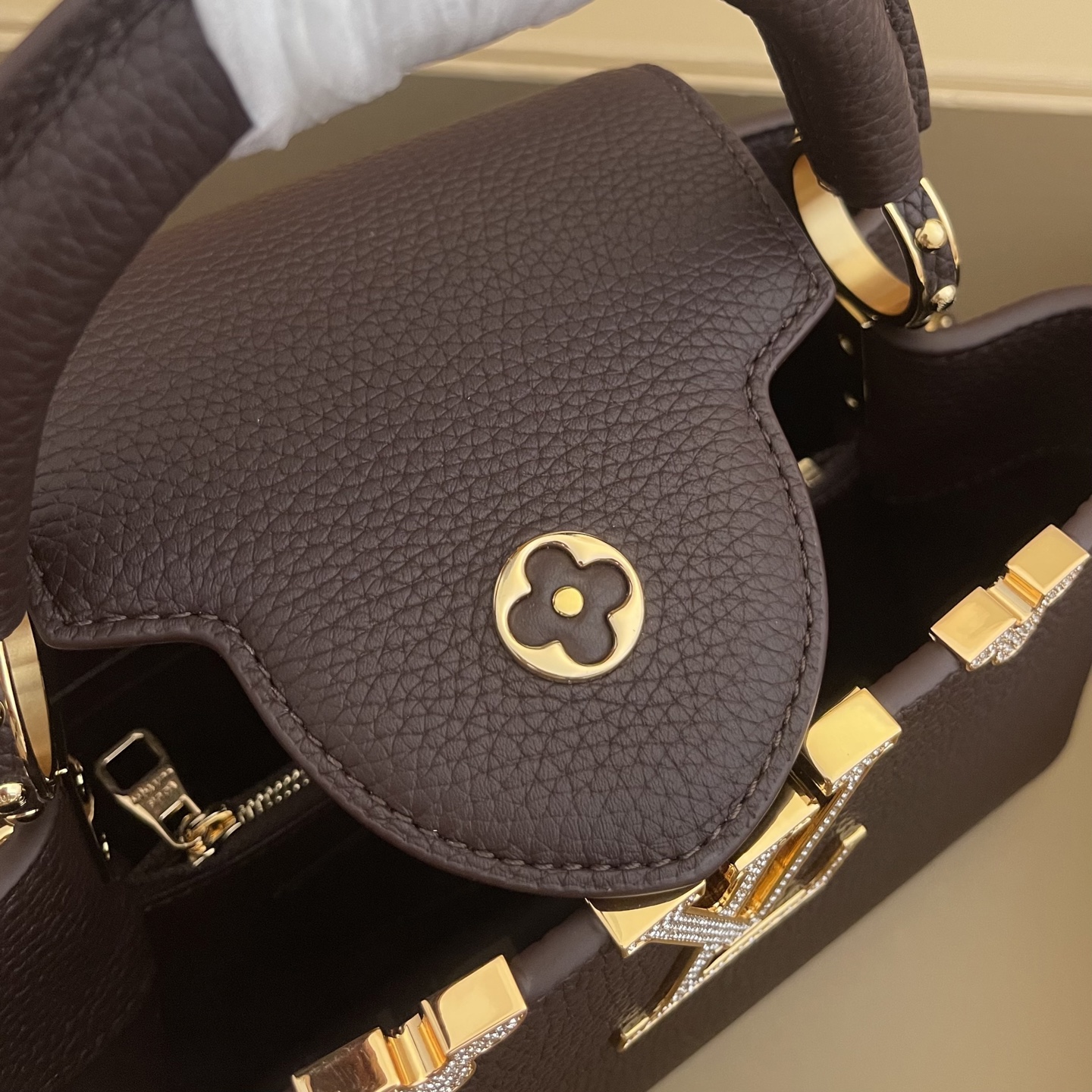 LOUIS VUITTON Женская Сумка Capucines с металлическими вставками