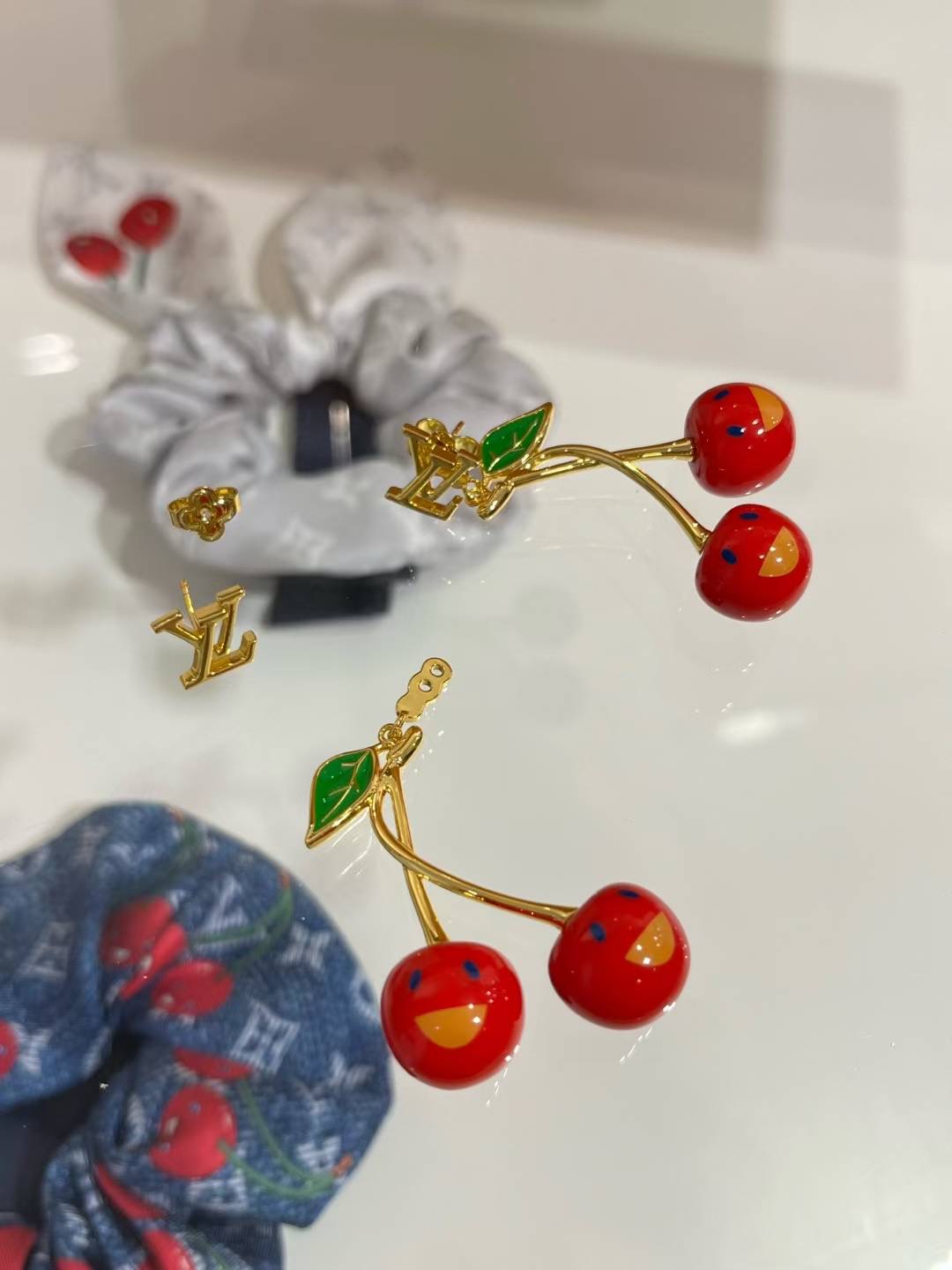LOUIS VUITTON Женские серьги-вишни LV x TM Cerise M02808 LOUIS VUITTON Женские серьги-вишни LV x TM Cerise M02808