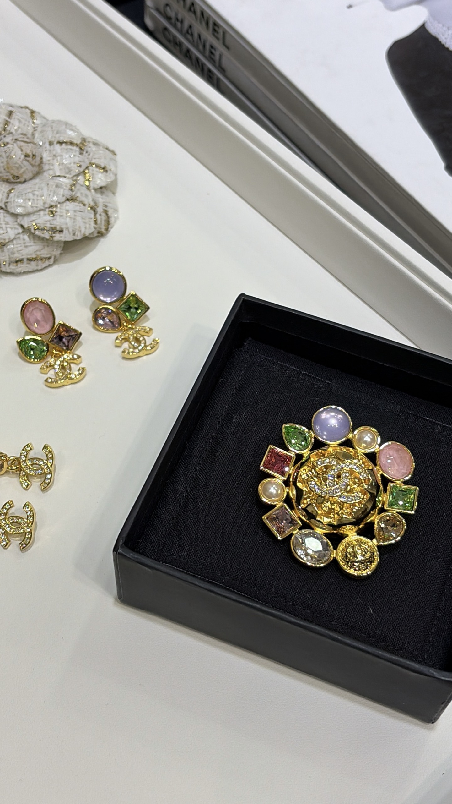 CHANEL Женская брошь с цветными кристаллами и жемчужинами CHANEL Женская брошь с цветными кристаллами и жемчужинами