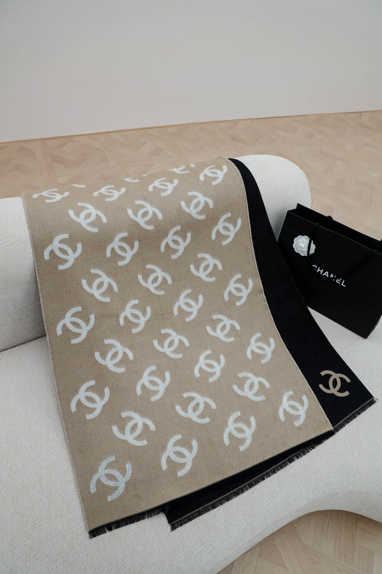 CHANEL Женский двусторонний шарф из кашемира CHANEL Женский двусторонний шарф из кашемира