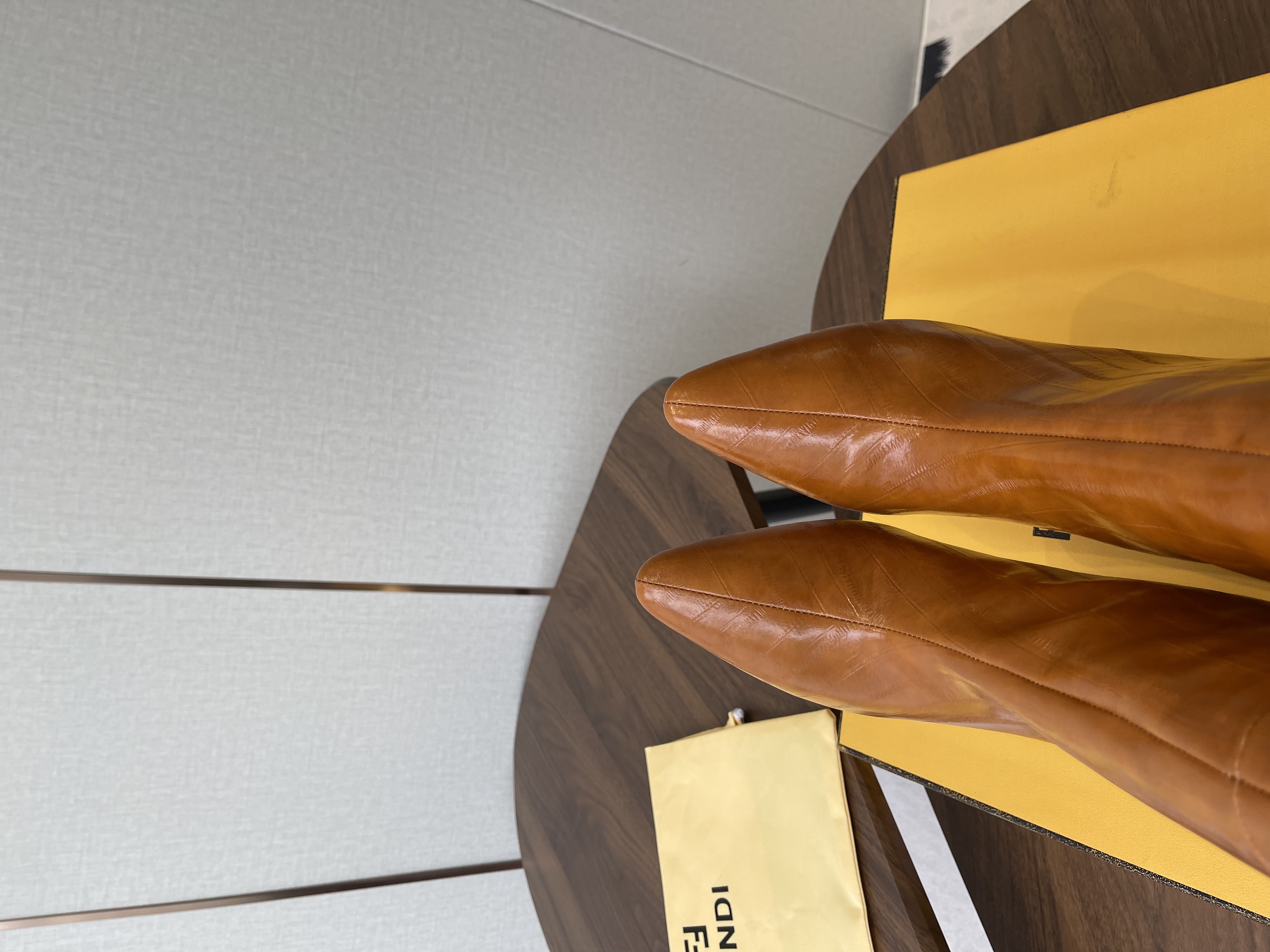 FENDI Женские сапоги из коровьей кожи 