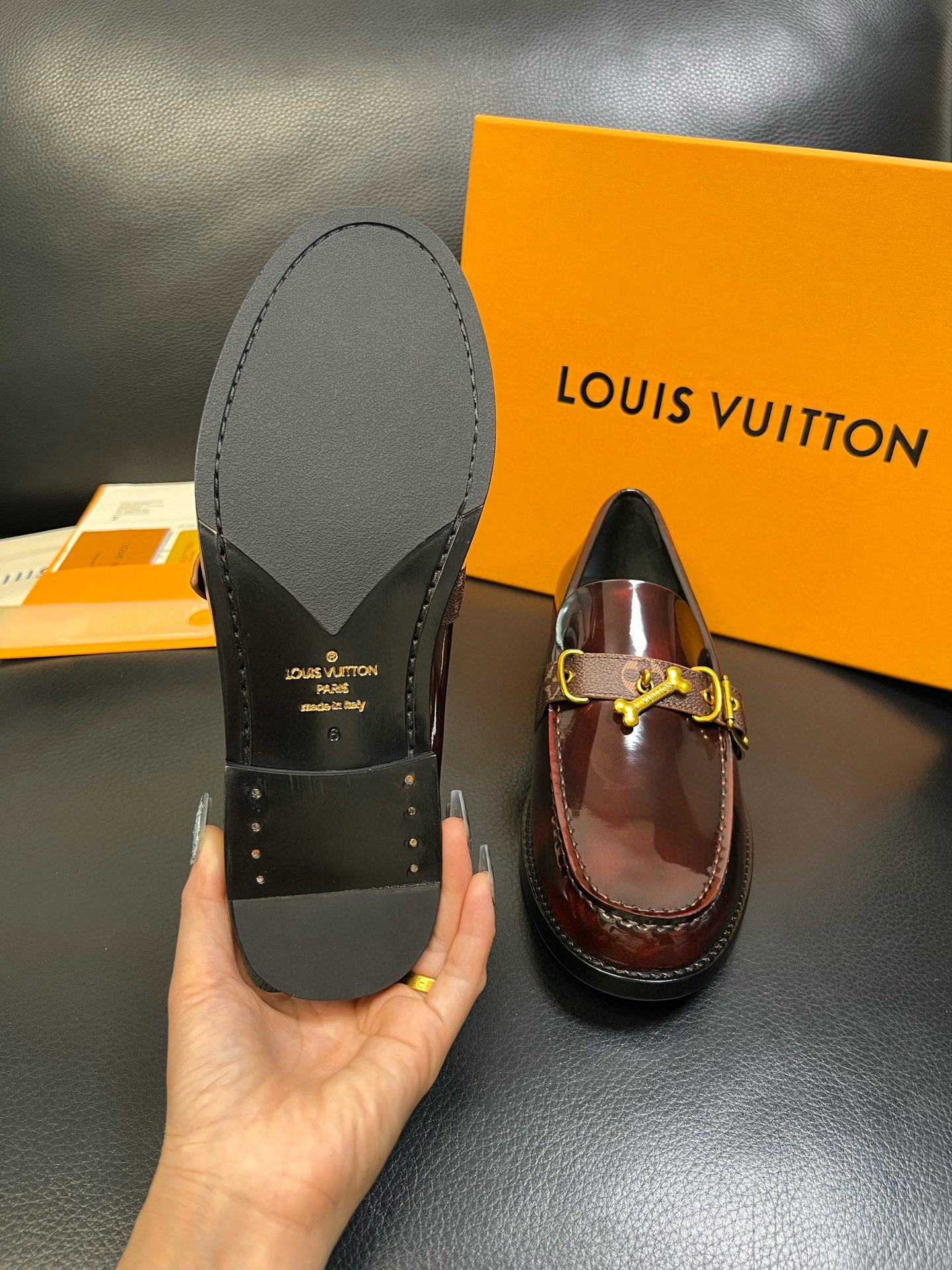 LOUIS VUITTON Мужские туфли из коровьей кожи с фурнитурой LOUIS VUITTON Мужские туфли из коровьей кожи с фурнитурой