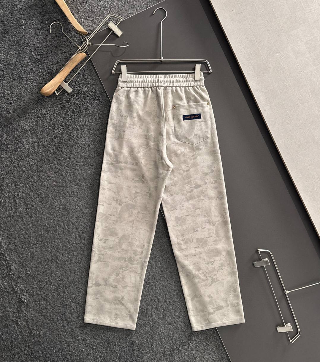 LOUIS VUITTON Мужские брюки LOUIS VUITTON Мужские брюки