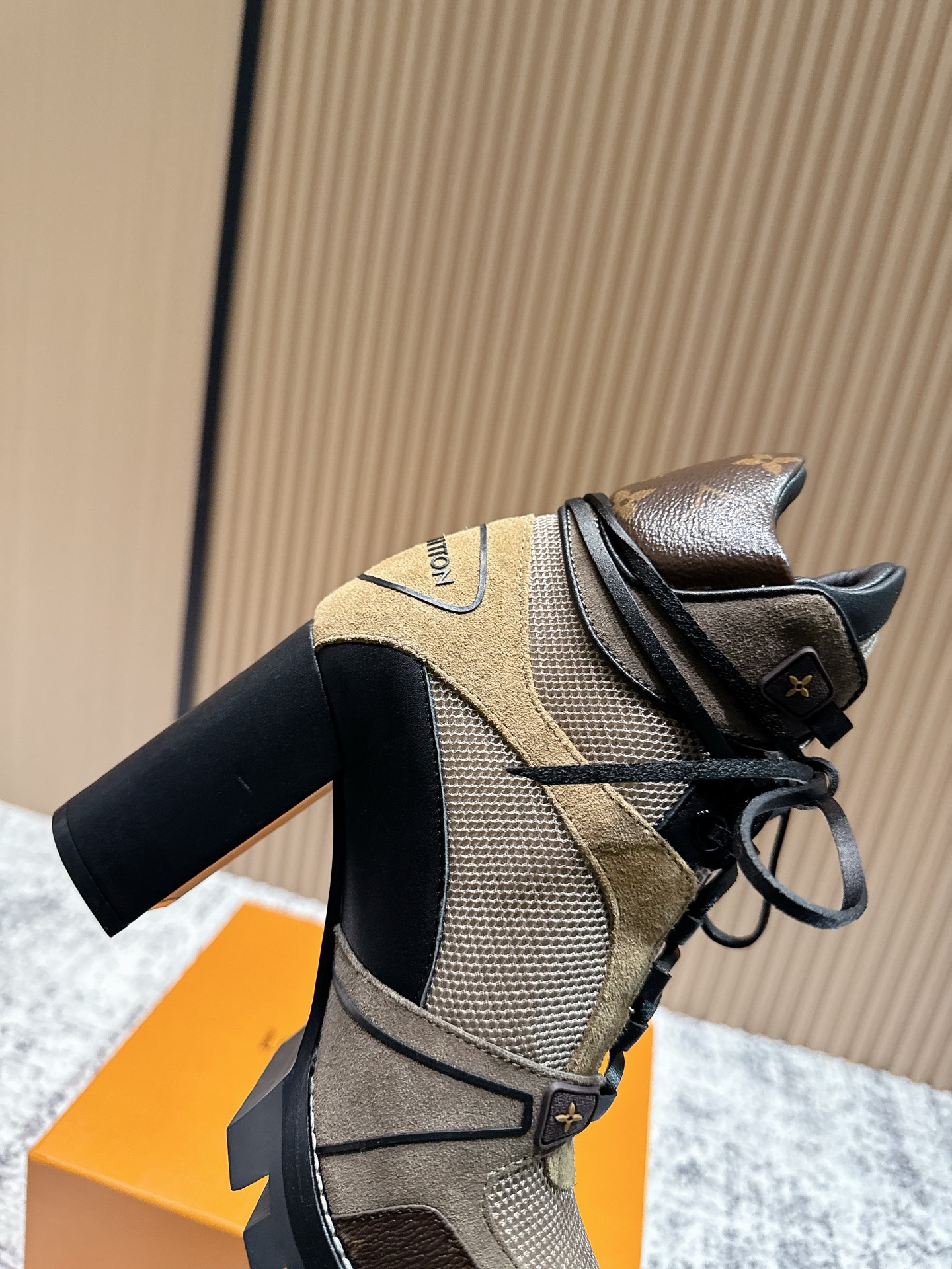 LOUIS VUITTON Женские ботильоны комбинированные LOUIS VUITTON Женские ботильоны комбинированные