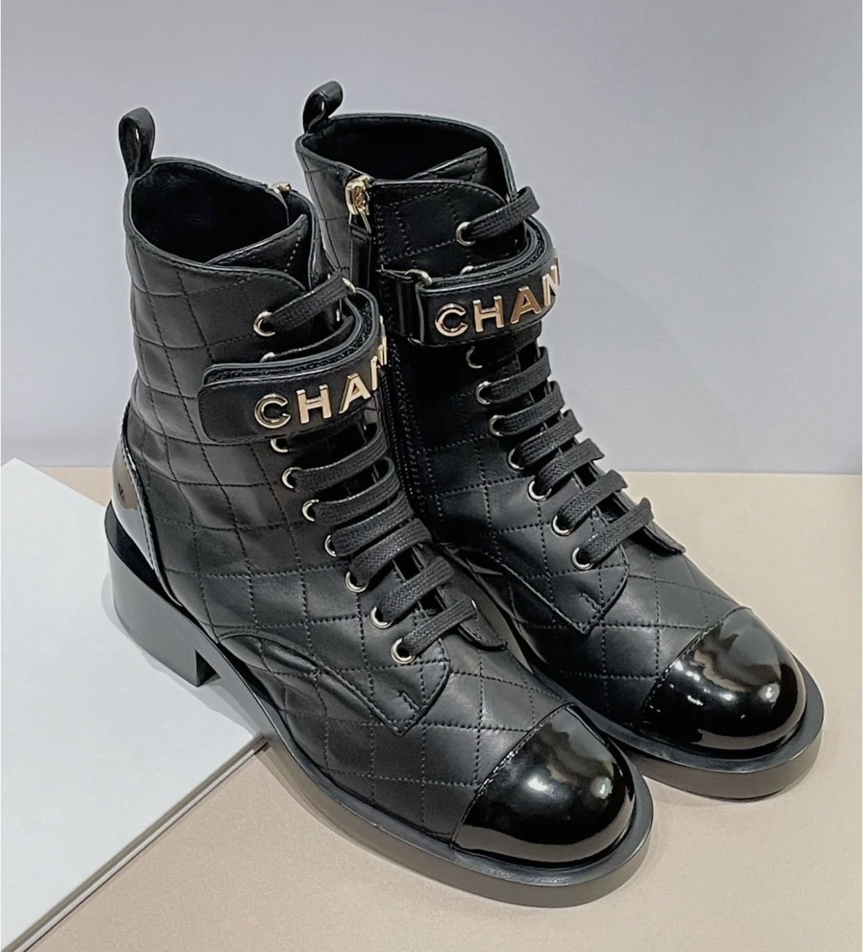 CHANEL Женские стёганые ботинки с перемычкой