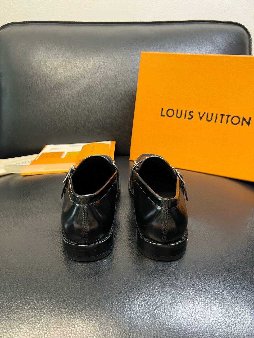 LOUIS VUITTON Мужские туфли из коровьей кожи с фурнитурой