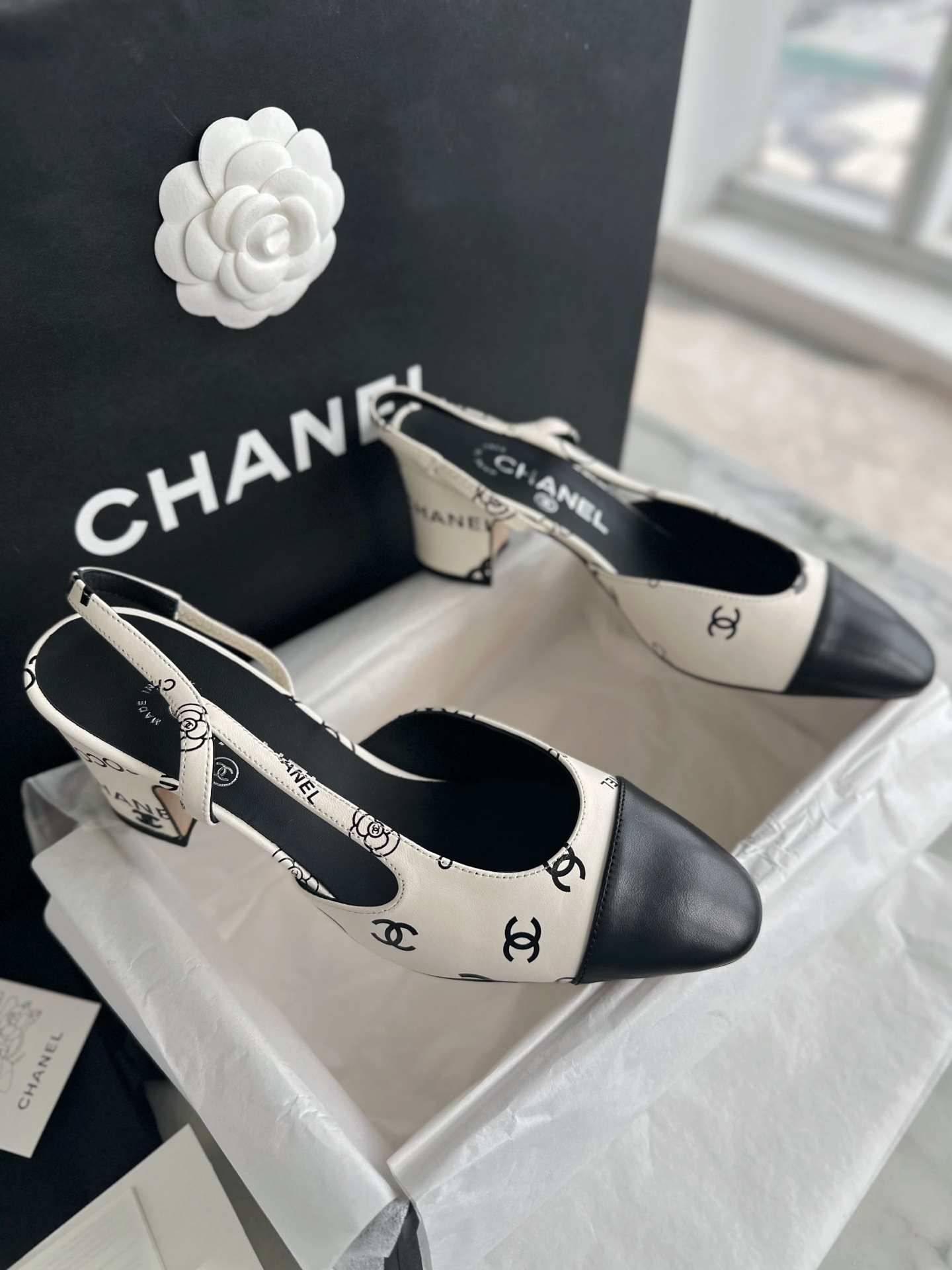 CHANEL Женские туфли слингбэки из кожи на каблуке CHANEL Женские туфли слингбэки из кожи на каблуке