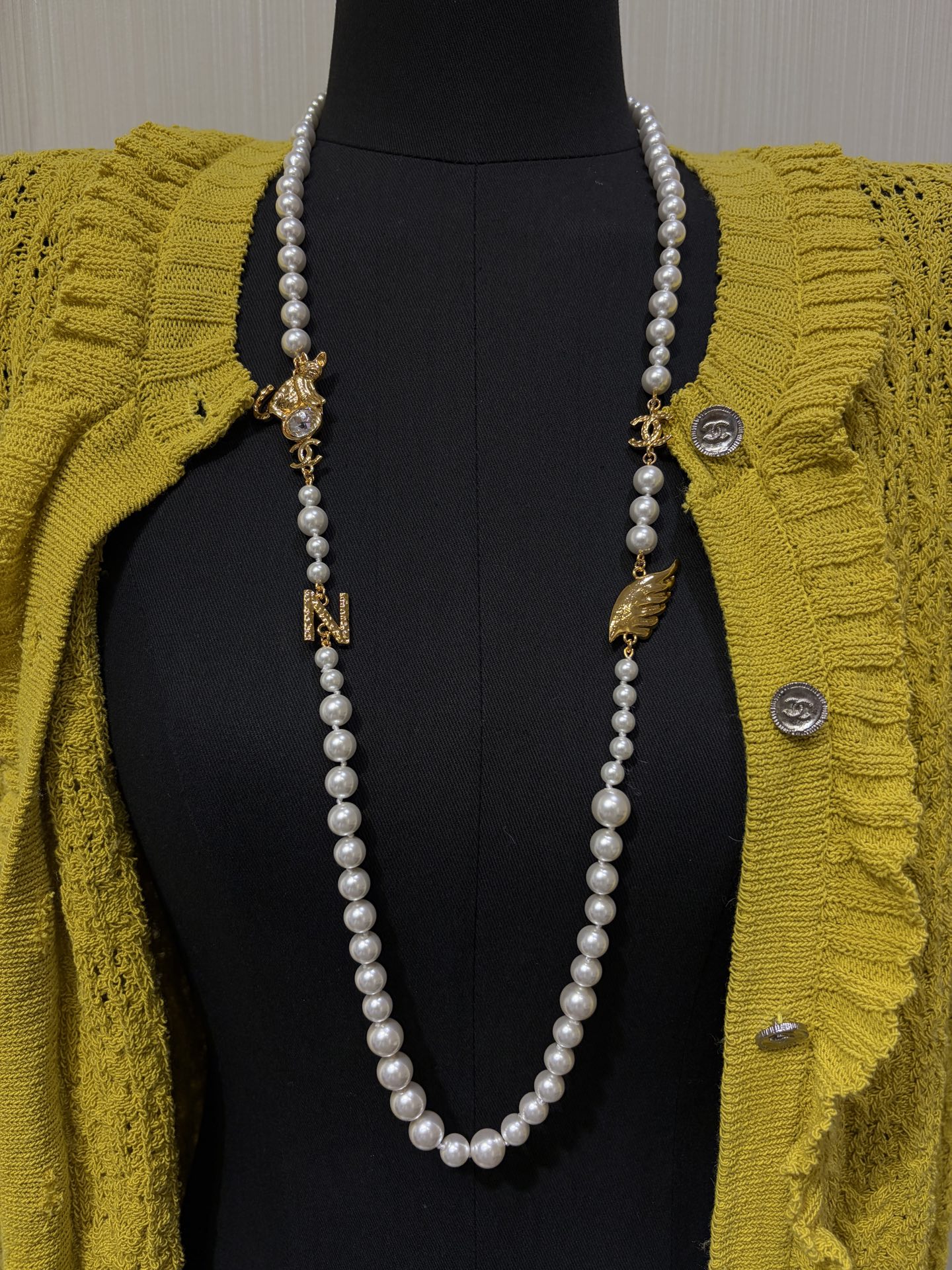 CHANEL Женское длинное жемчужное колье с золотистыми подвесками CHANEL Женское длинное жемчужное колье с золотистыми подвесками