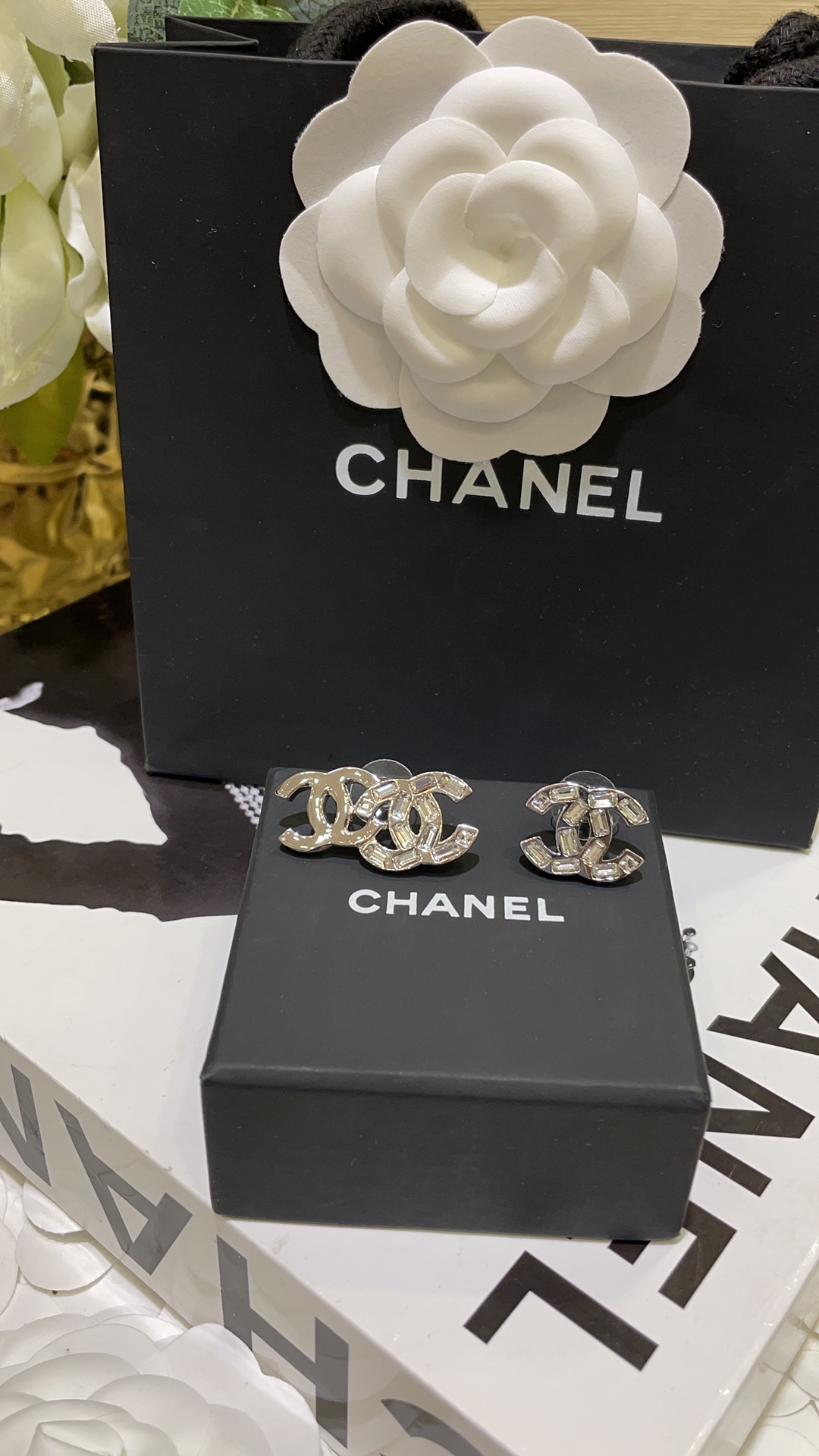 CHANEL Женские серьги с крупным логотипом CC CHANEL Женские серьги с крупным логотипом CC