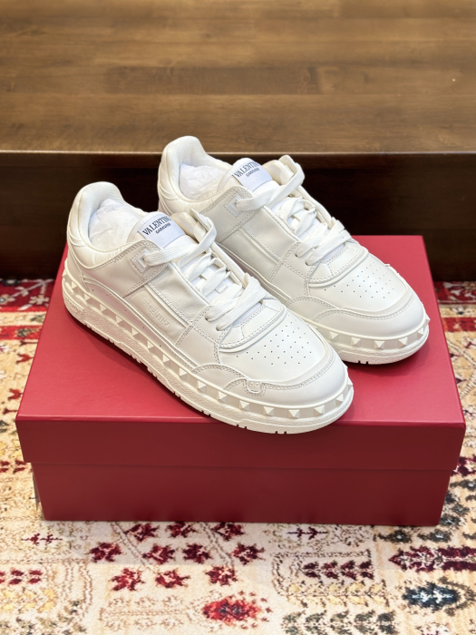 VALENTINO Мужские кроссовки Garavani Freedots 