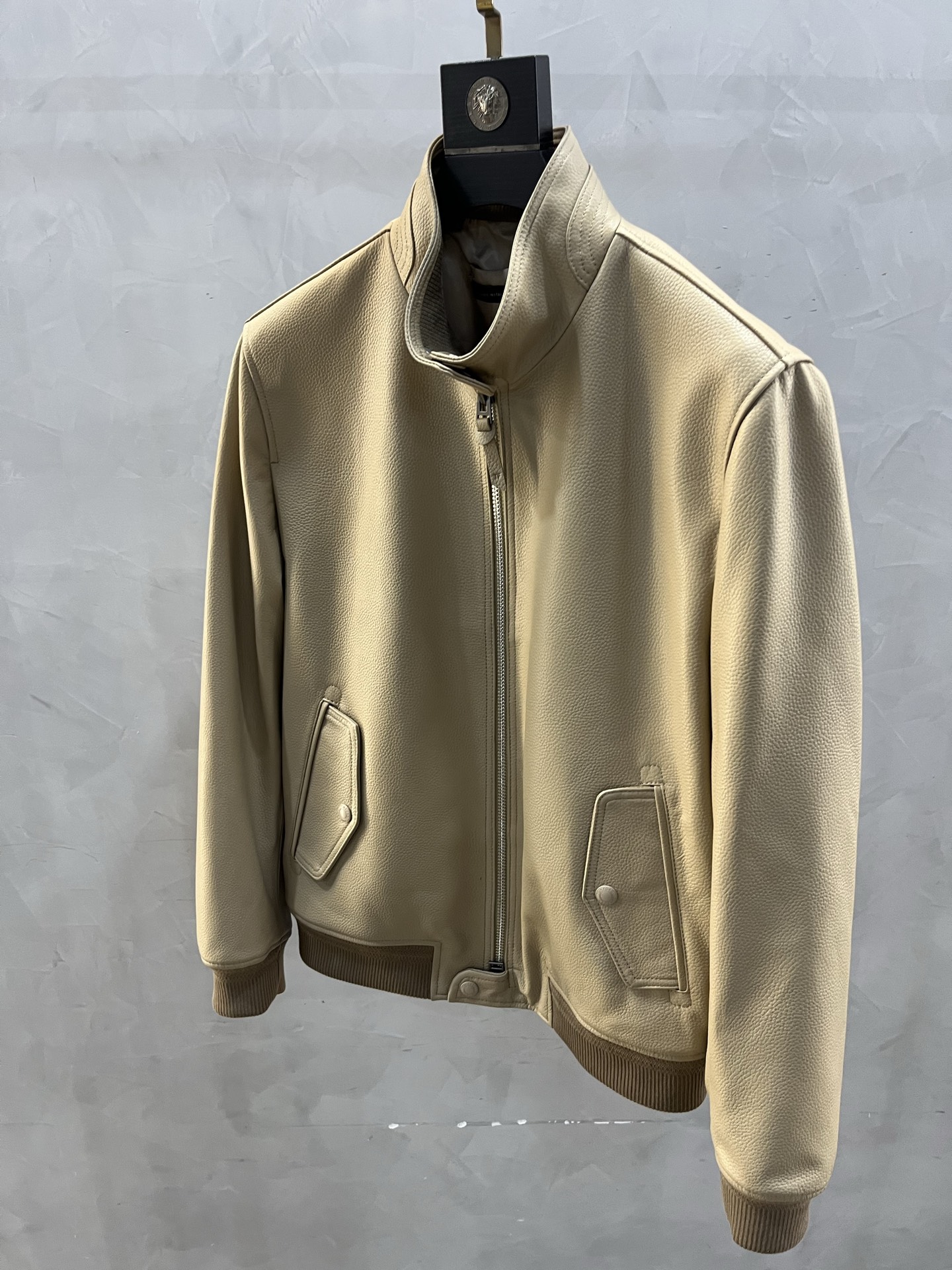 TOM FORD Мужская куртка из кожи бежевая