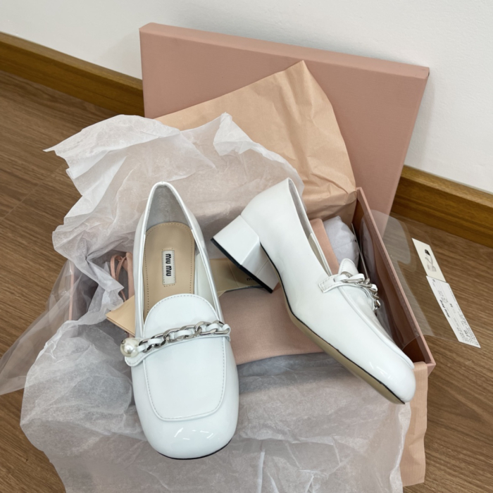 MIU MIU Женские лакированные лоферы
