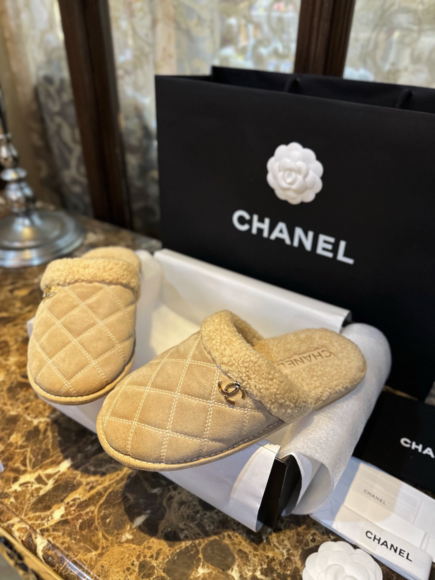 CHANEL Женские тапки из замши и шерсти