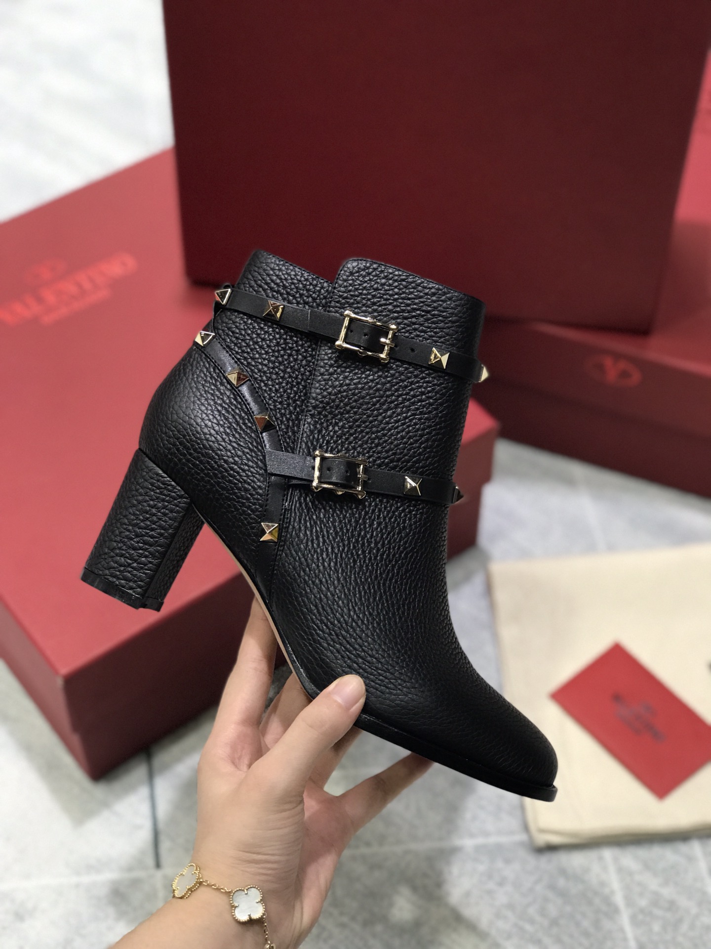 VALENTINO Женские ботильоны на среднем каблуке VALENTINO Женские ботильоны на среднем каблуке
