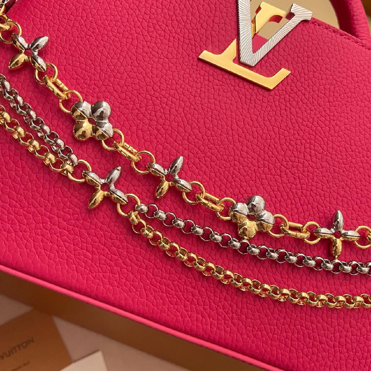 LOUIS VUITTON Женская сумка Capucines