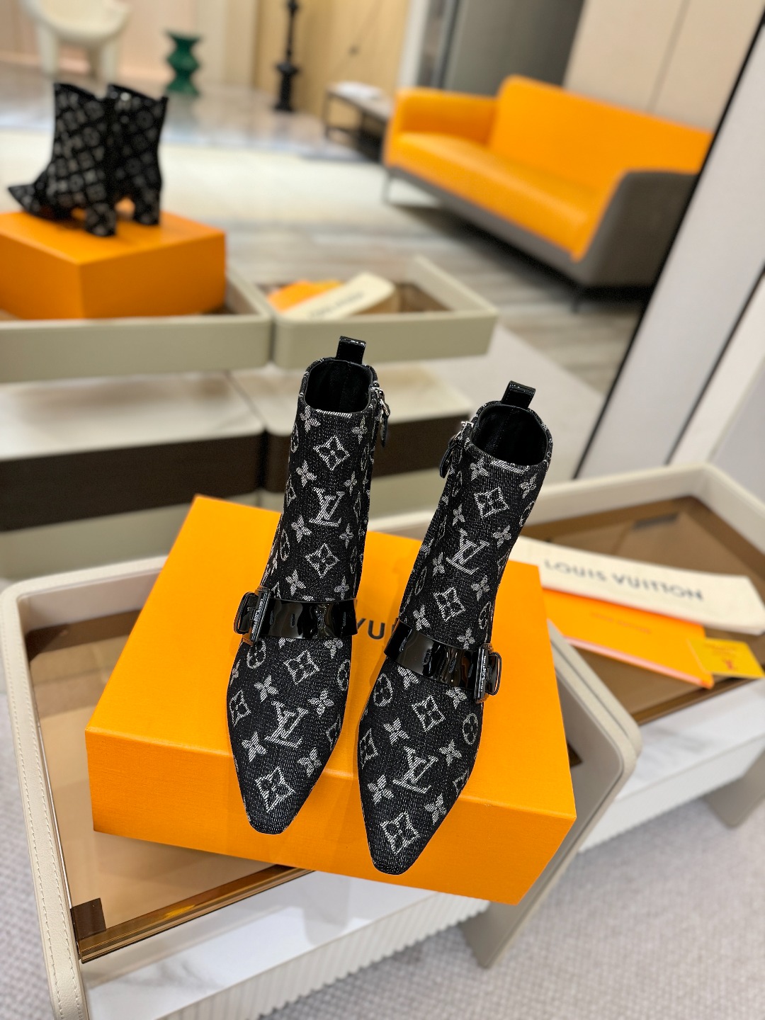 LOUIS VUITTON Женские ботильоны с острым мысом