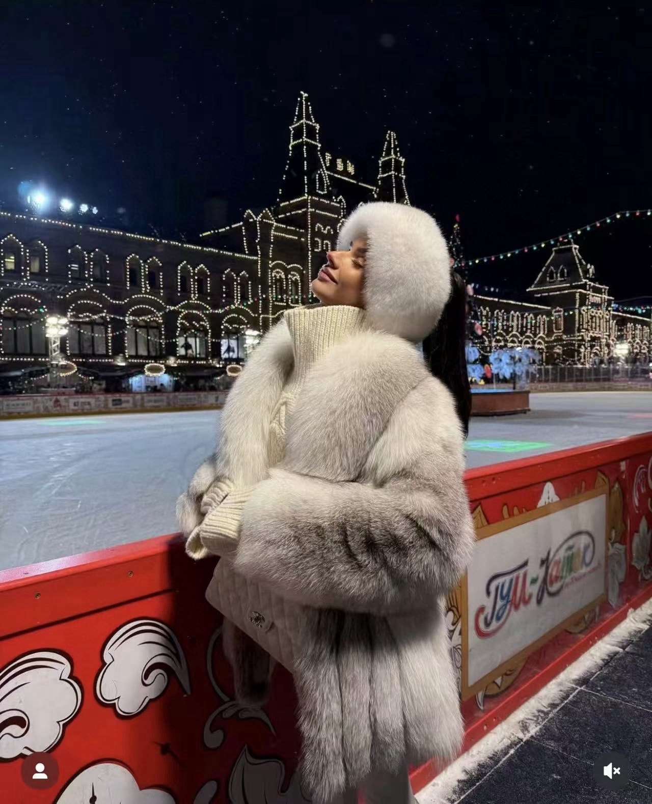 FENDI Женская шуба из меха лисы FENDI Женская шуба из меха лисы