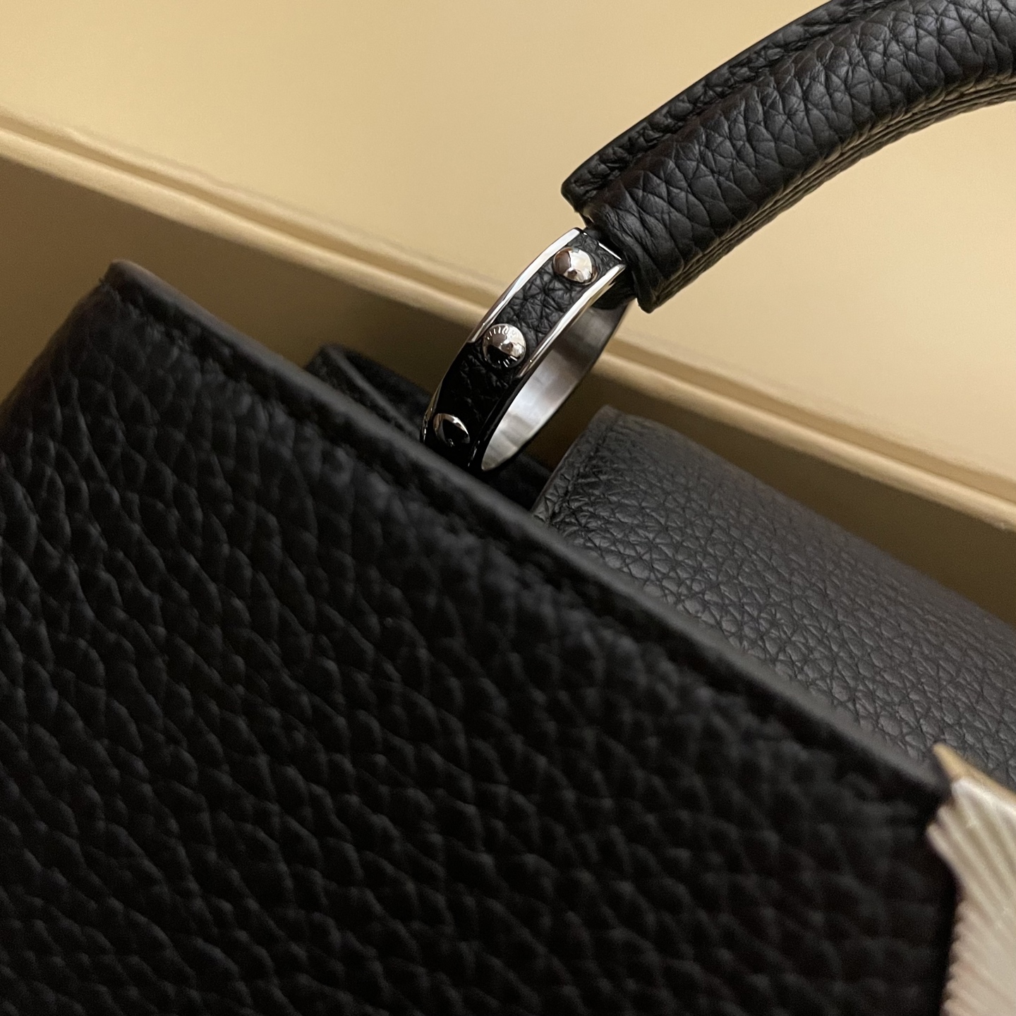 LOUIS VUITTON Женская сумка Capucines