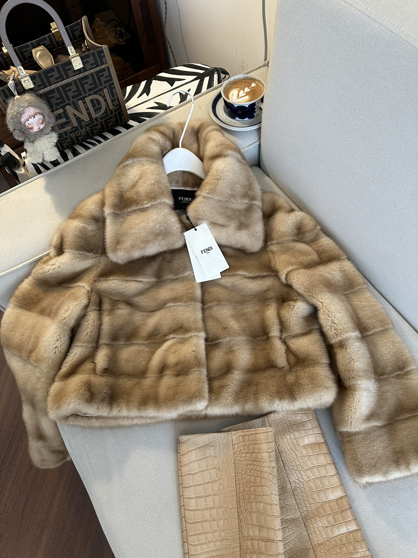 FENDI Женская шуба из норки  FENDI Женская шуба из норки