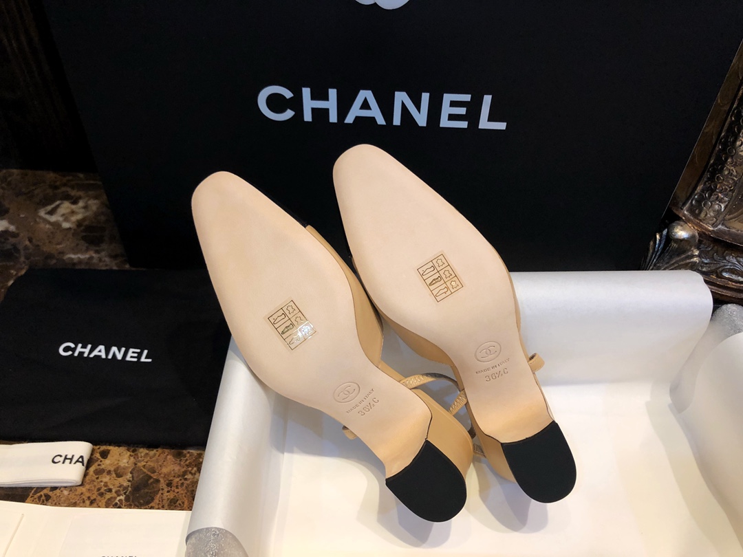 CHANEL Женские туфли слингбэки из кожи на каблуке