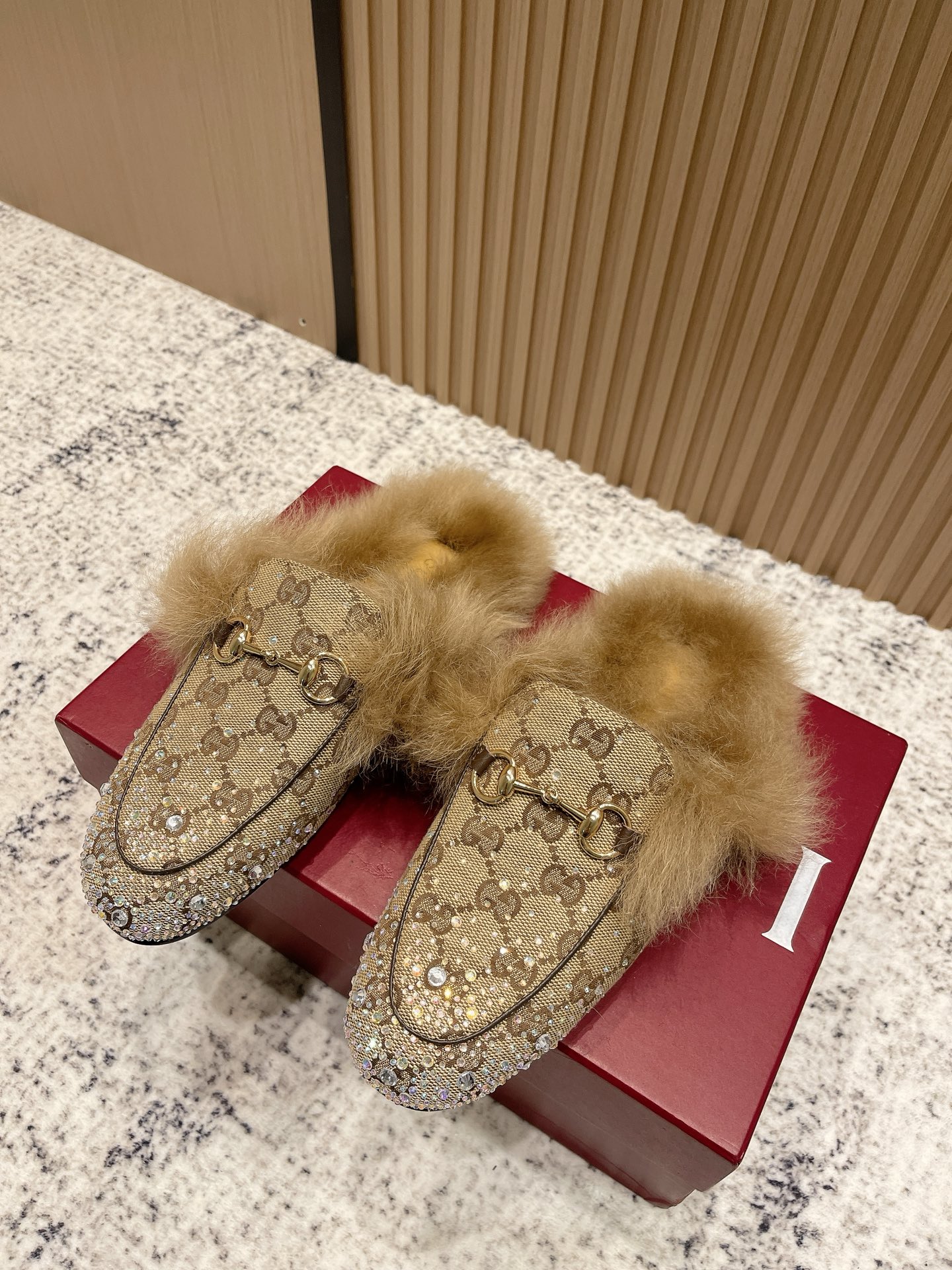 GUCCI Женские мюли Princetown на меху GUCCI Женские мюли Princetown на меху