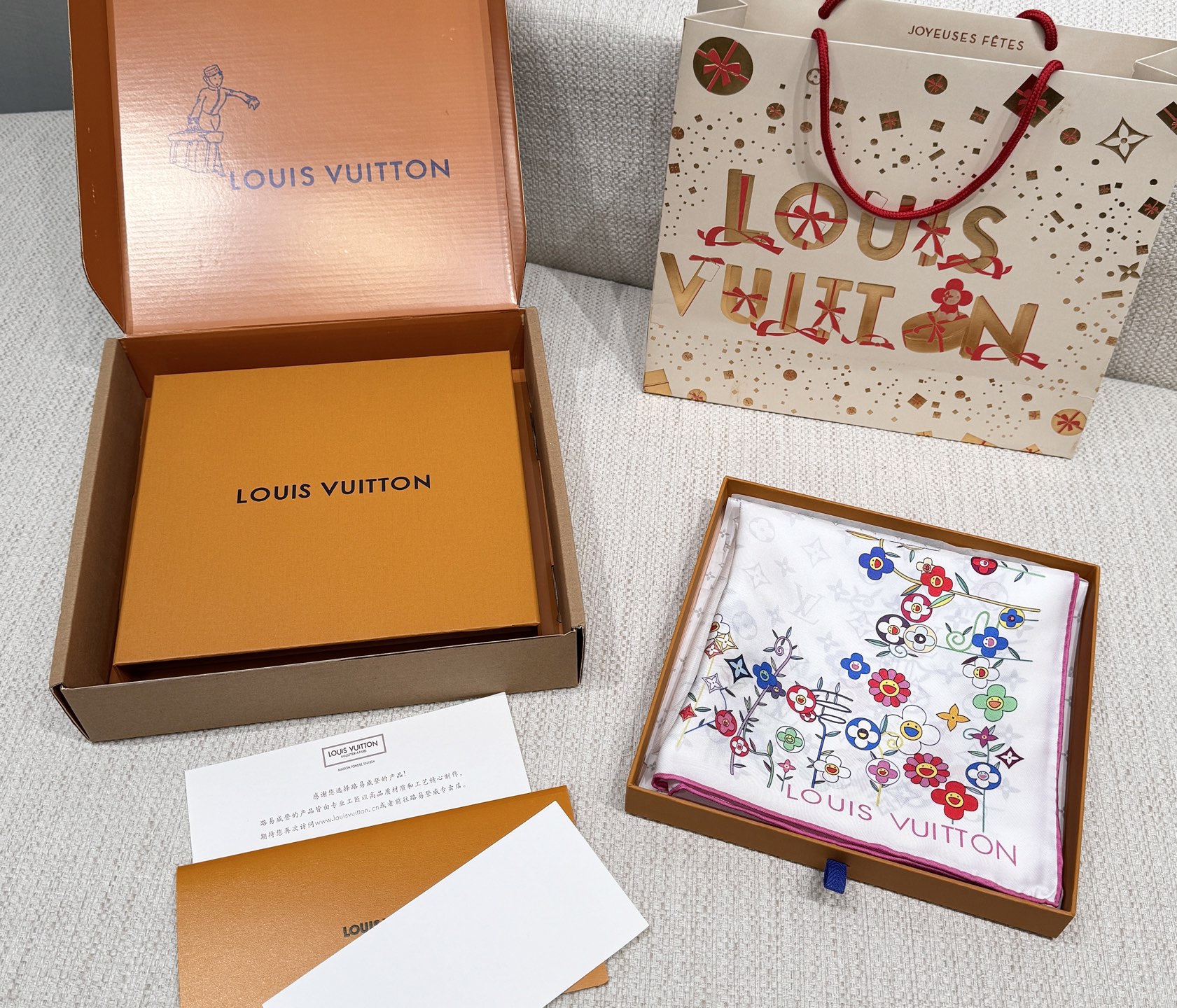 LOUIS VUITTON Женский платок Superflat Flowers из шелка LOUIS VUITTON Женский платок Superflat Flowers из шелка