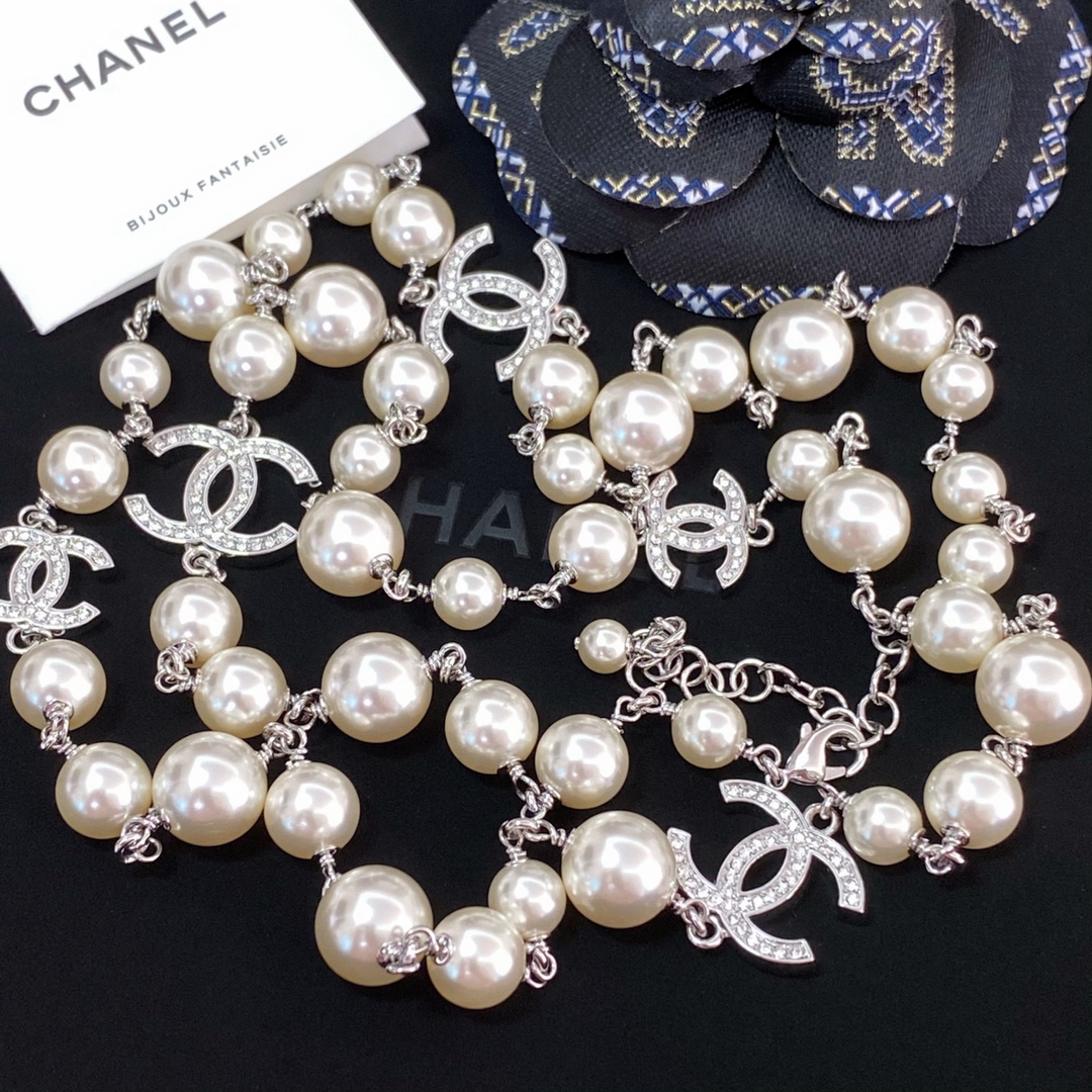 CHANEL Женское колье с жемчугом CHANEL Женское колье с жемчугом