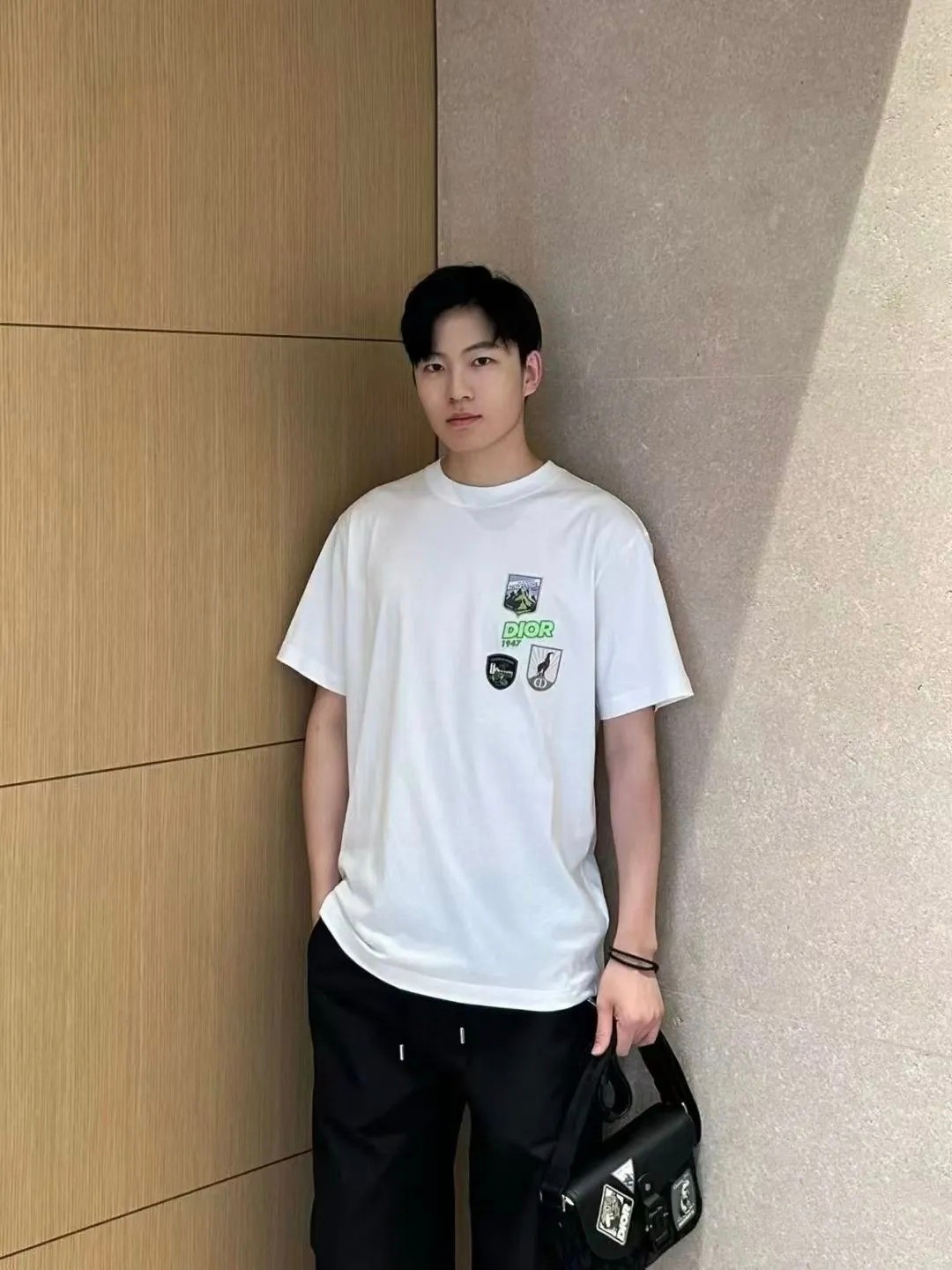 CHRISTIAN DIOR Мужская футболка с вышивкой CHRISTIAN DIOR Мужская футболка с вышивкой