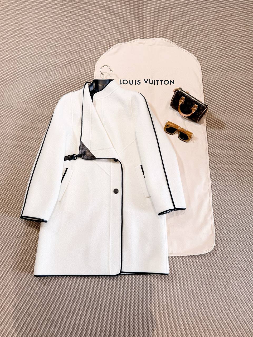 LOUIS VUITTON Женское пальто из шерсти LOUIS VUITTON Женское пальто из шерсти