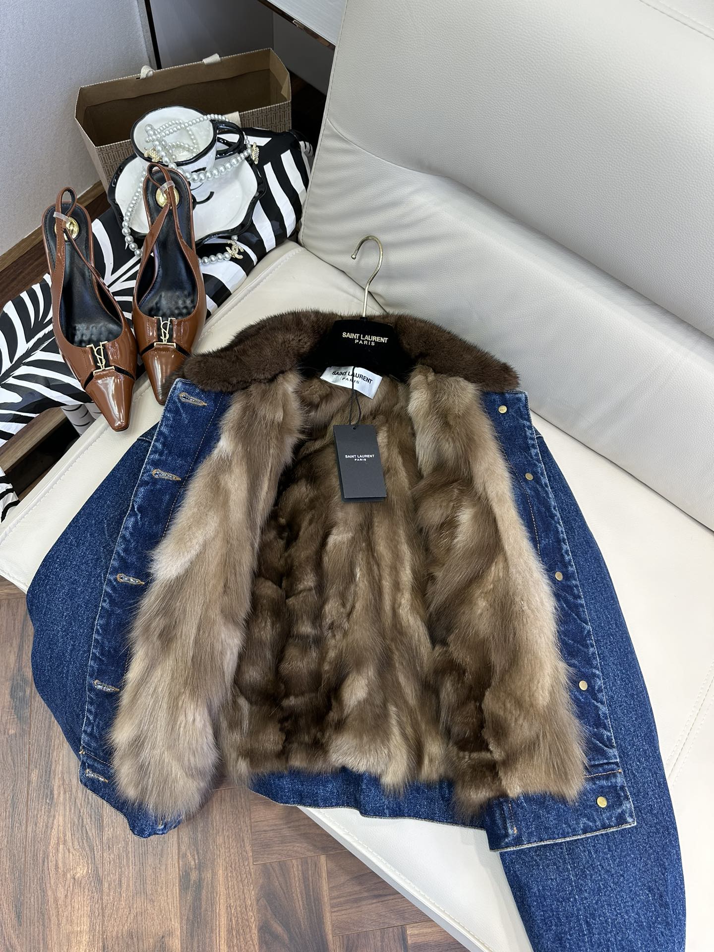 SAINT LAURENT Женская джинсовая куртка с мехом SAINT LAURENT Женская джинсовая куртка с мехом