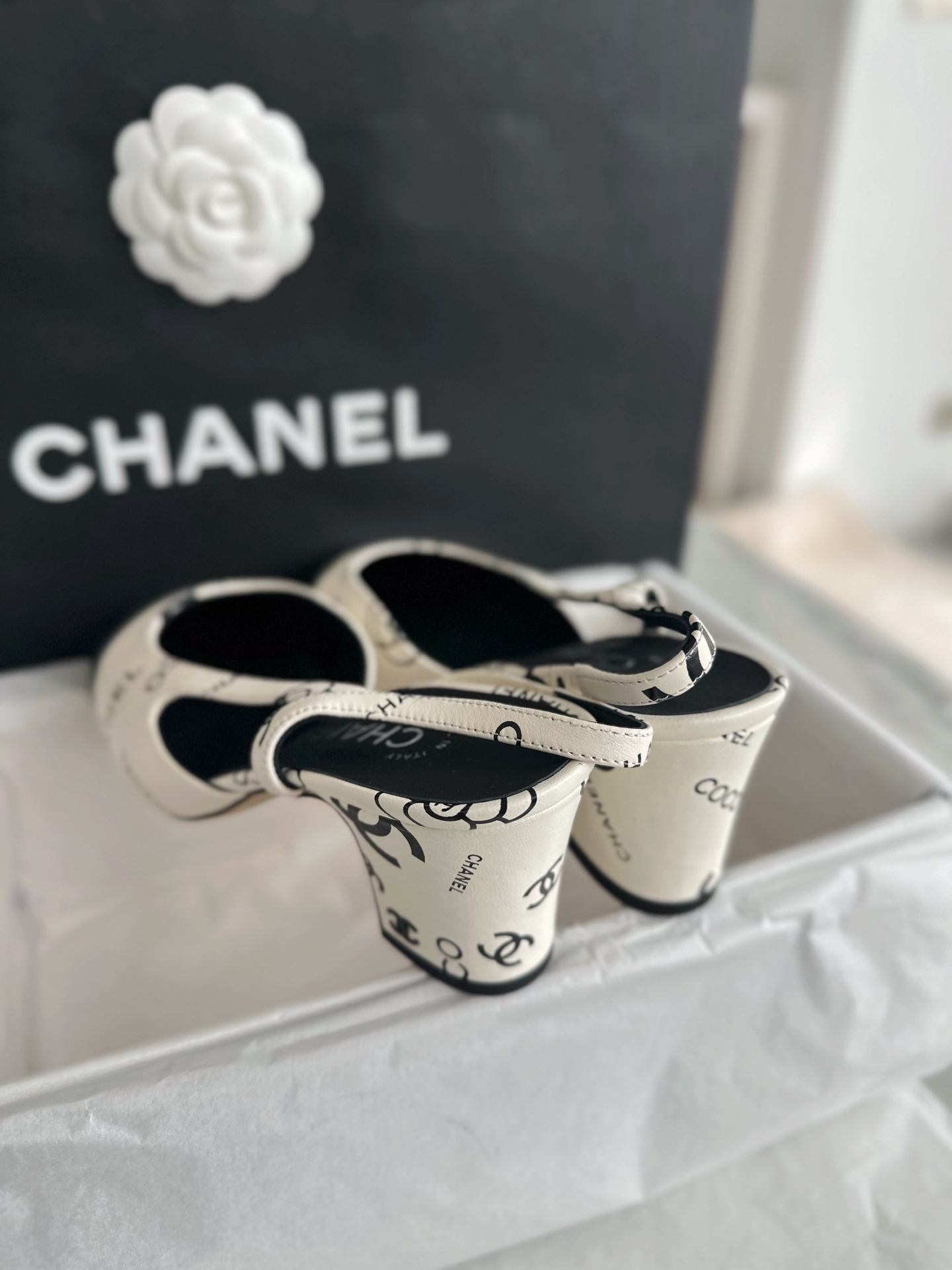 CHANEL Женские туфли слингбэки из кожи на каблуке CHANEL Женские туфли слингбэки из кожи на каблуке