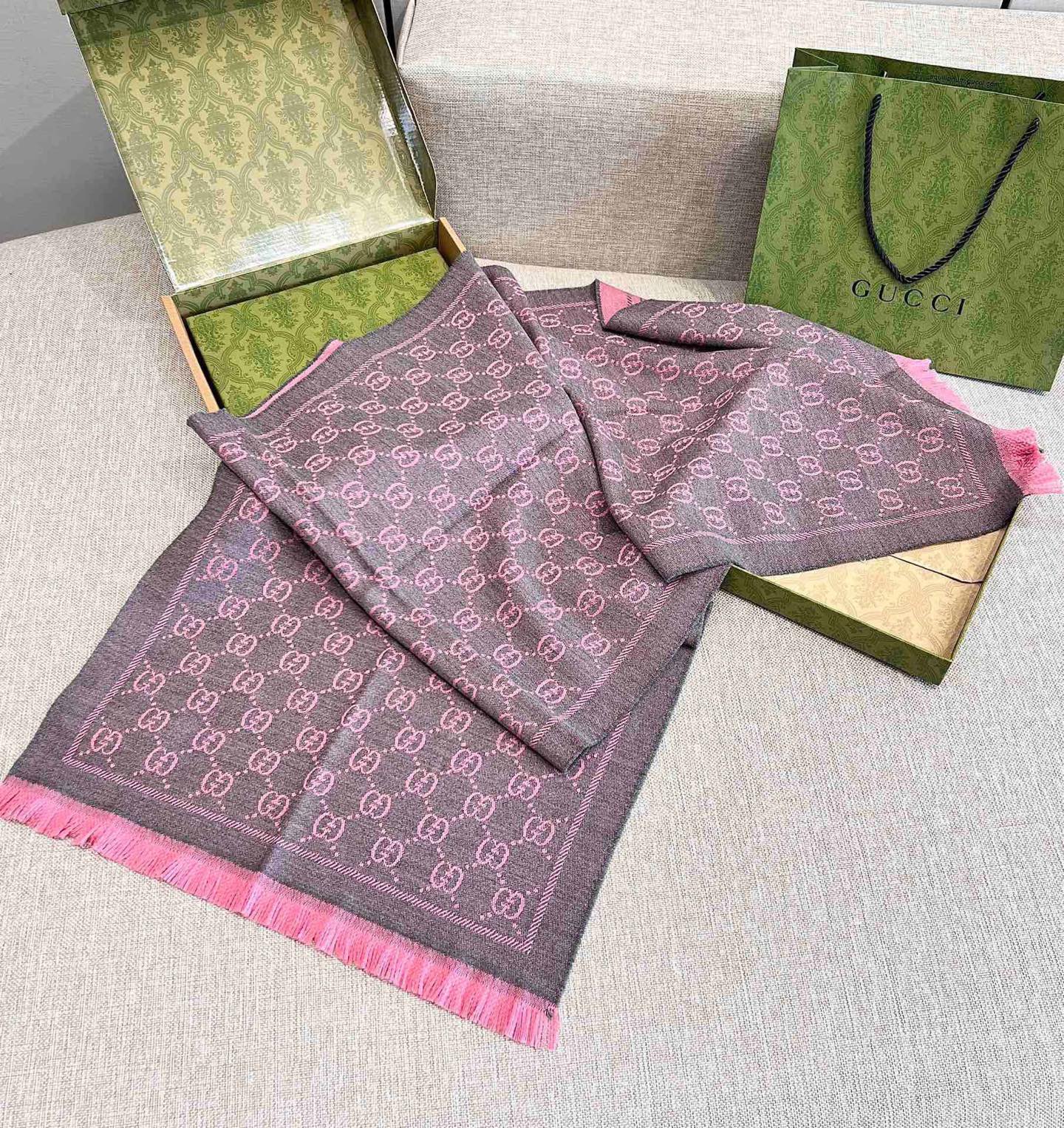 GUCCI Женский жаккардовый шарф GUCCI Женский жаккардовый шарф