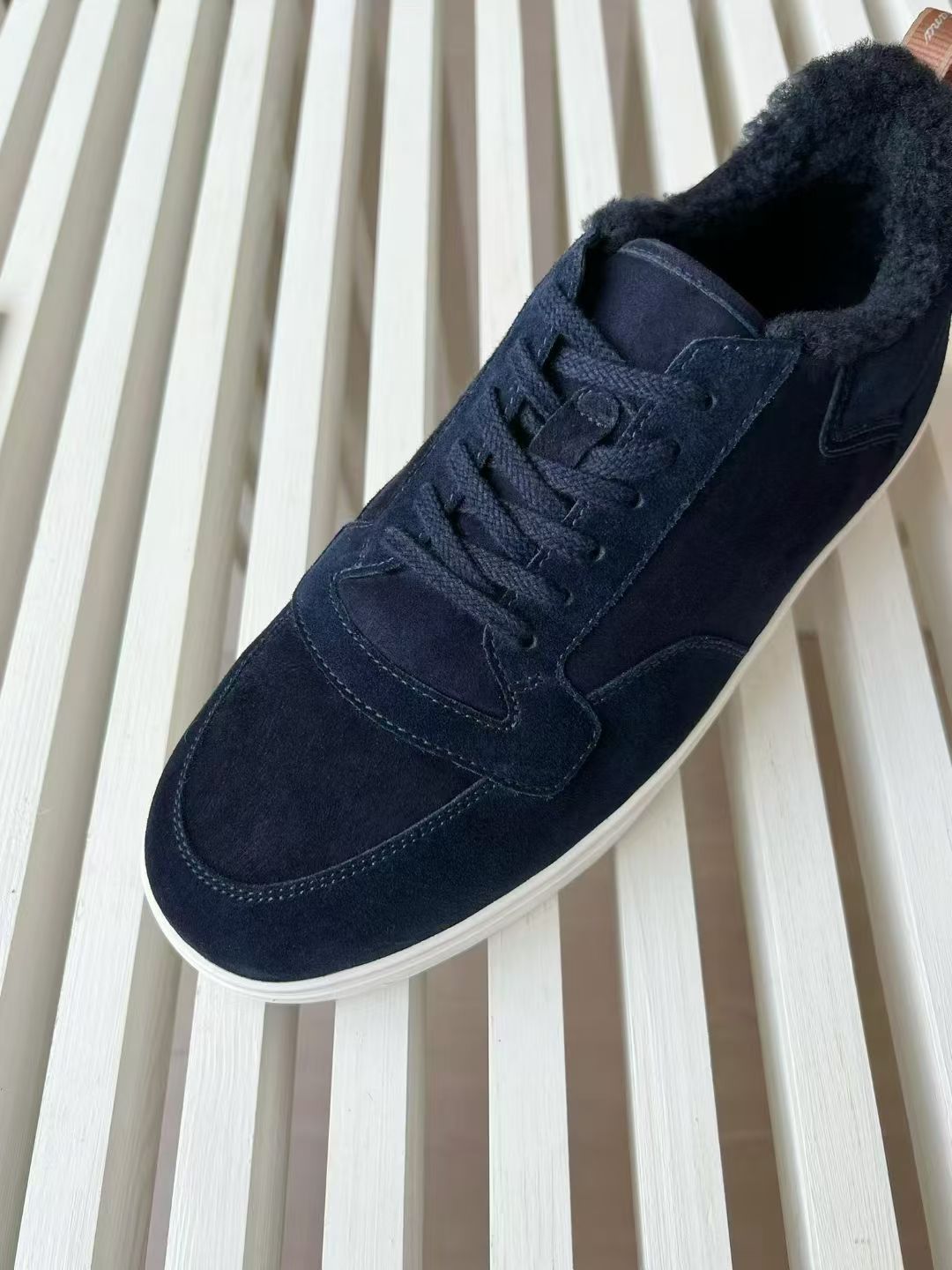 LORO PIANA Женские кроссовки из овчины 